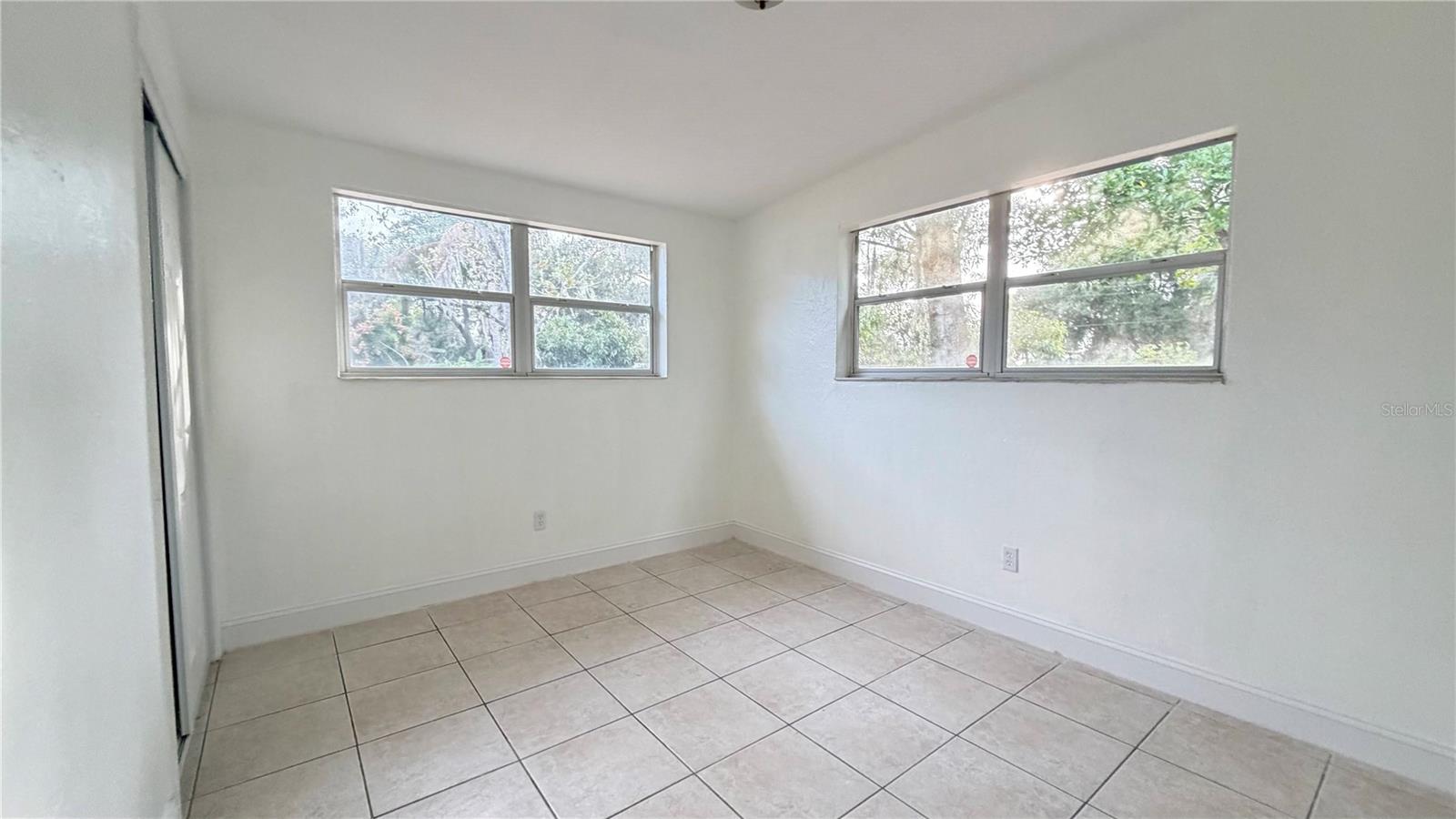 Listing photo id 8 for 406 Dunedin Avenue