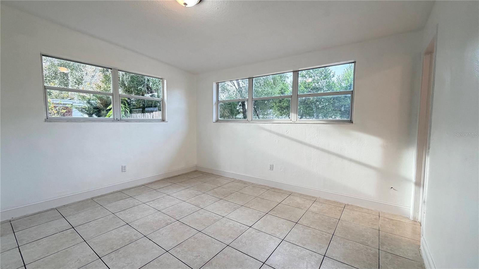 Listing photo id 10 for 406 Dunedin Avenue