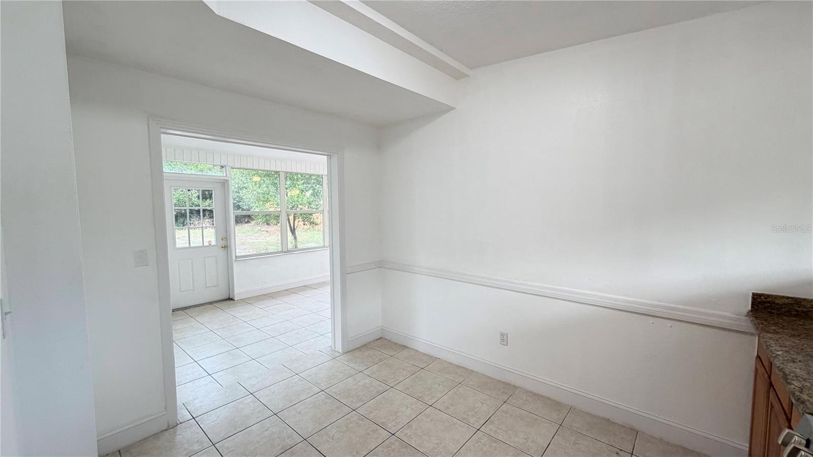 Listing photo id 19 for 406 Dunedin Avenue