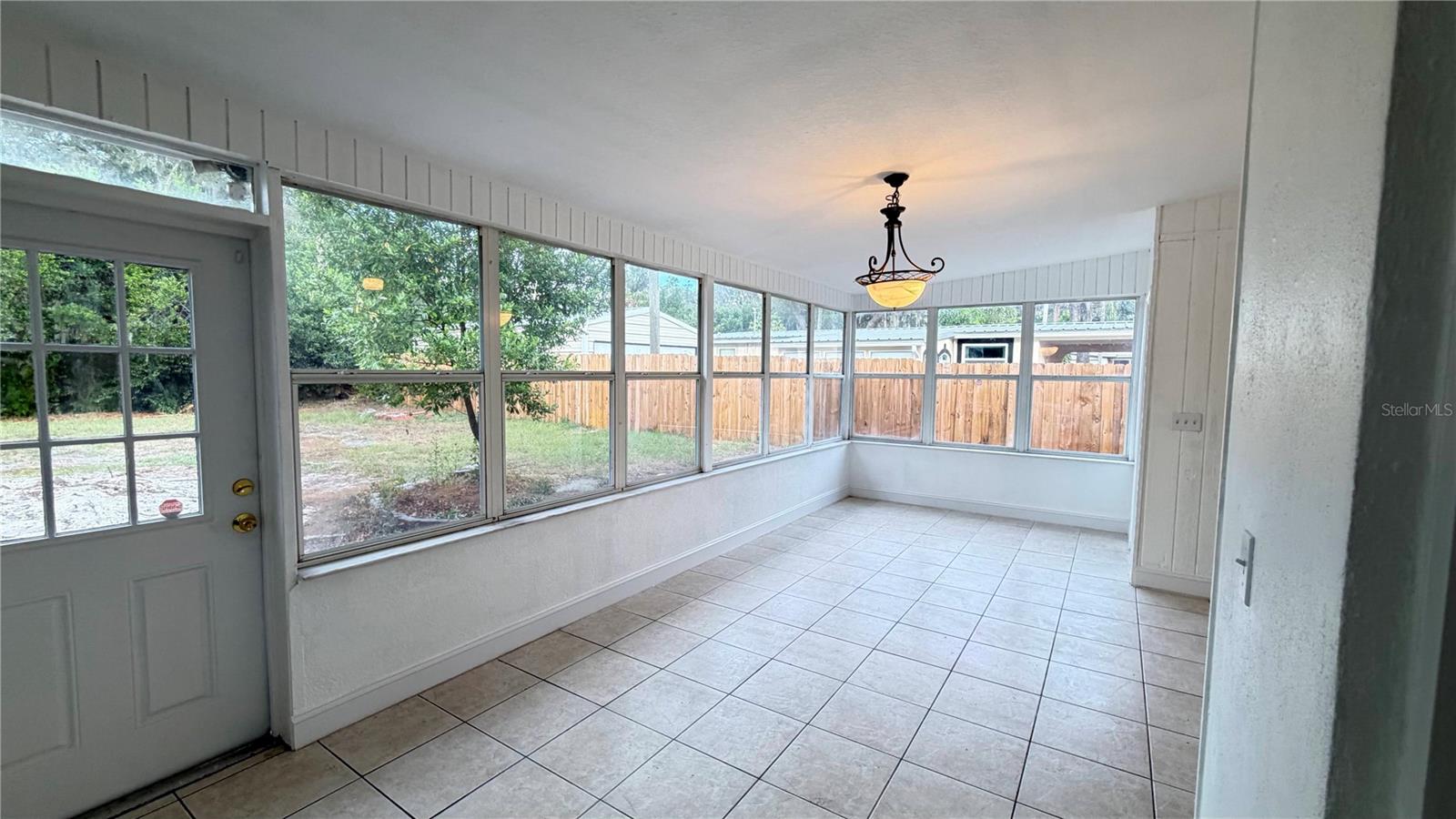 Listing photo id 23 for 406 Dunedin Avenue