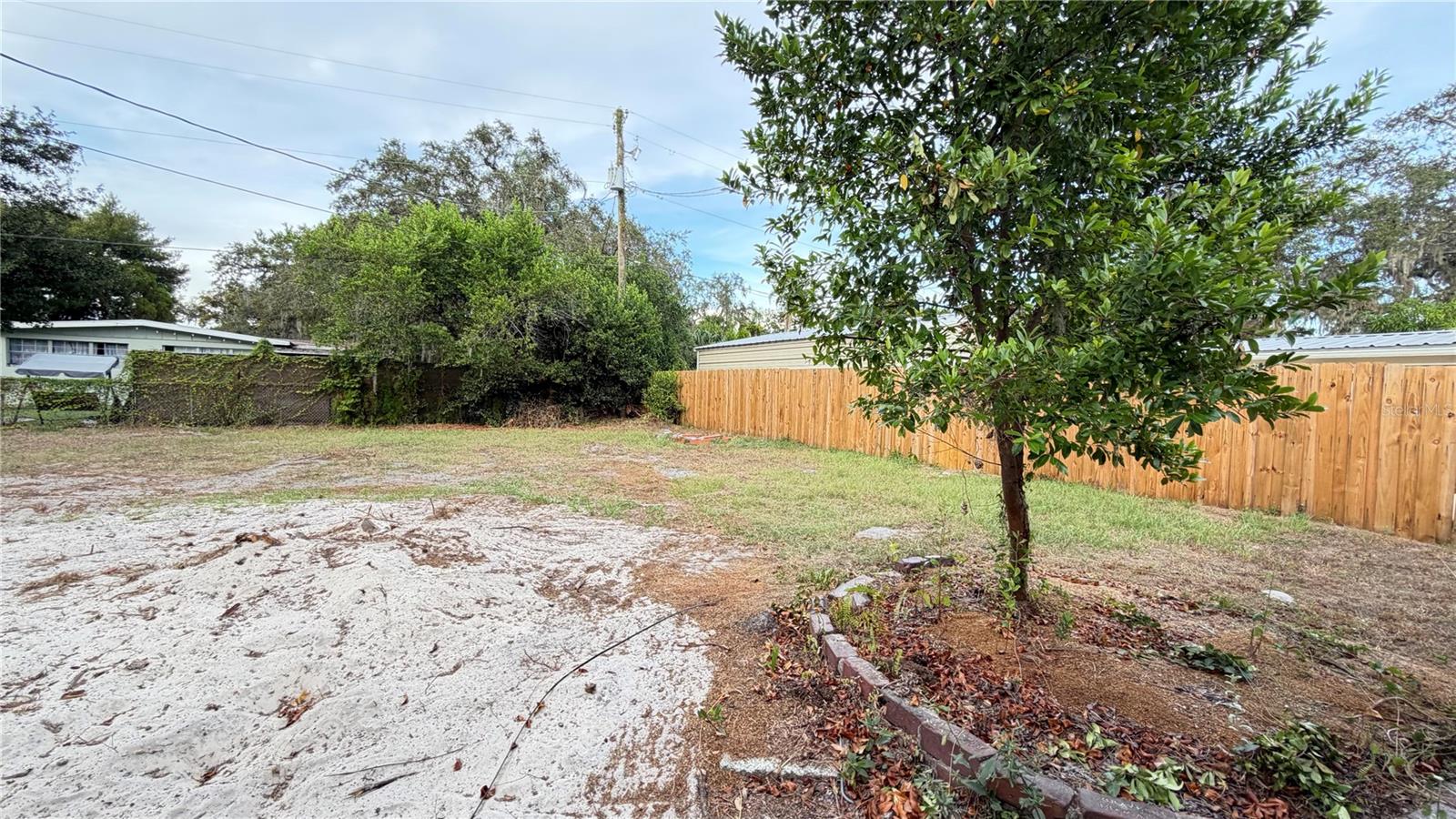 Listing photo id 35 for 406 Dunedin Avenue