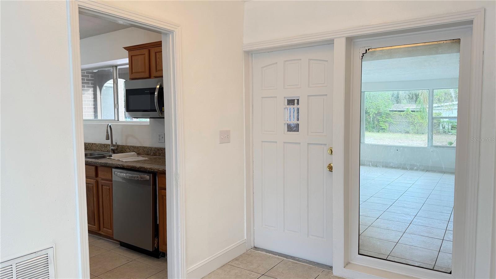 Listing photo id 2 for 406 Dunedin Avenue