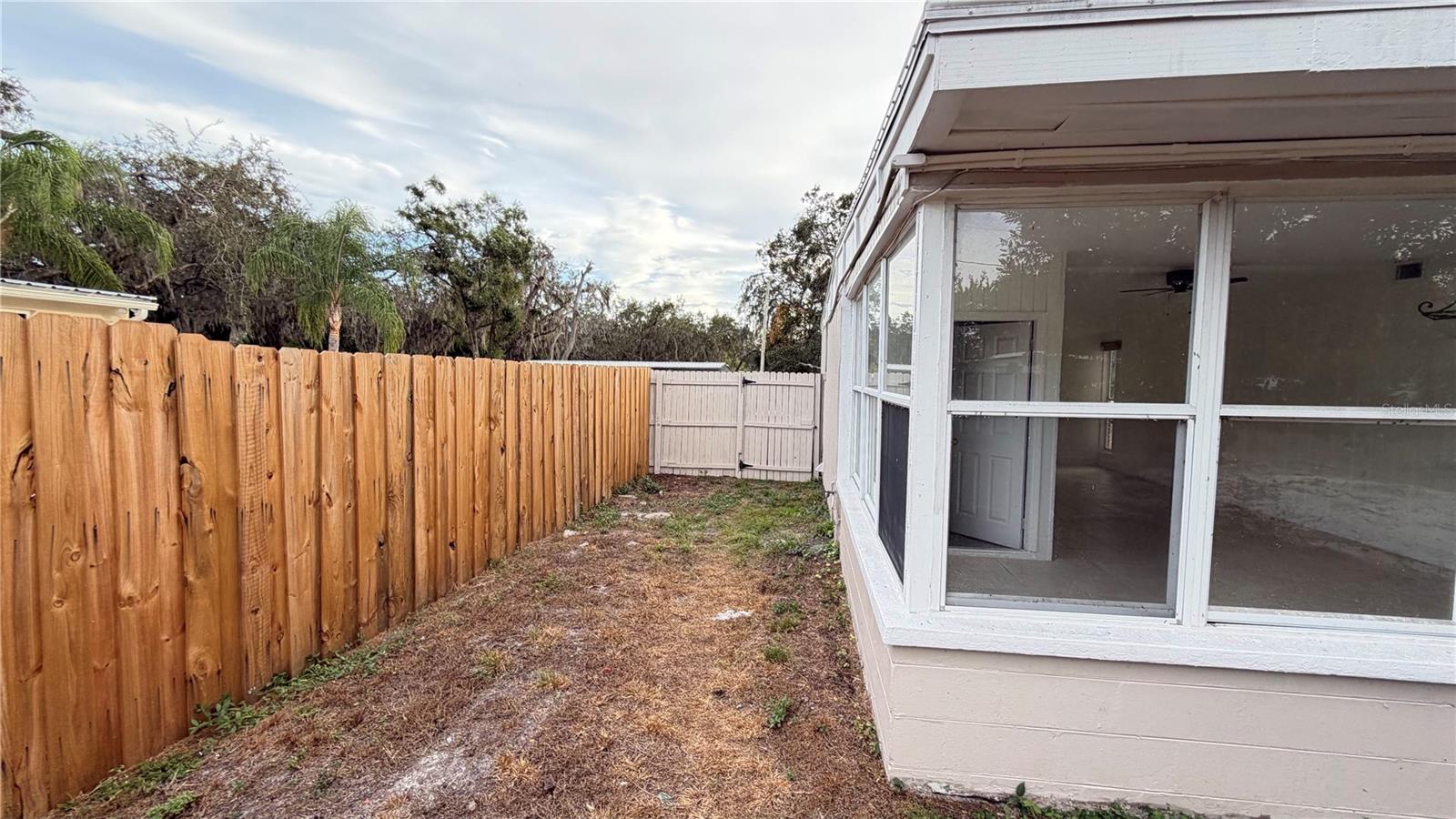 Listing photo id 39 for 406 Dunedin Avenue