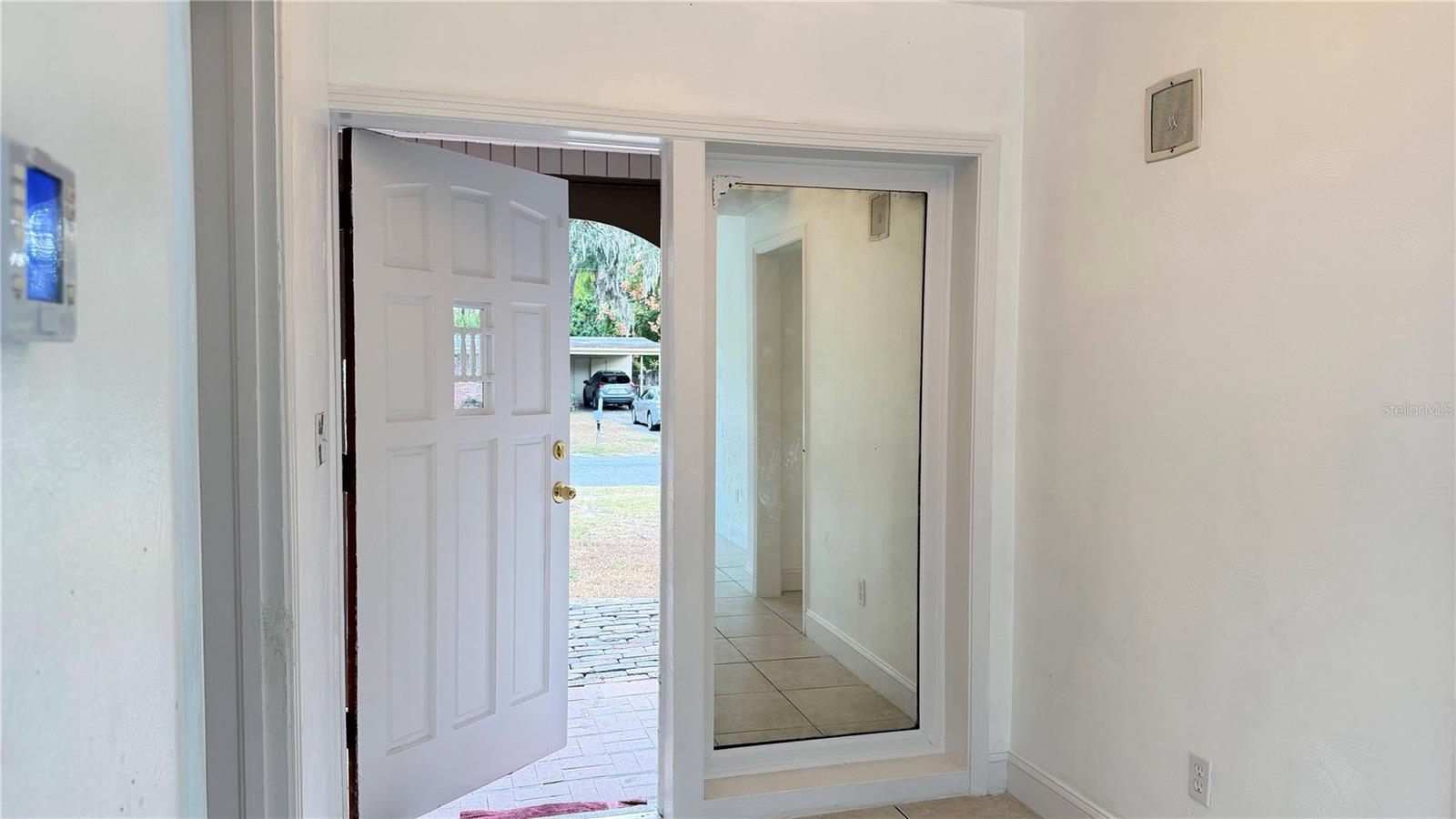 Listing photo id 3 for 406 Dunedin Avenue