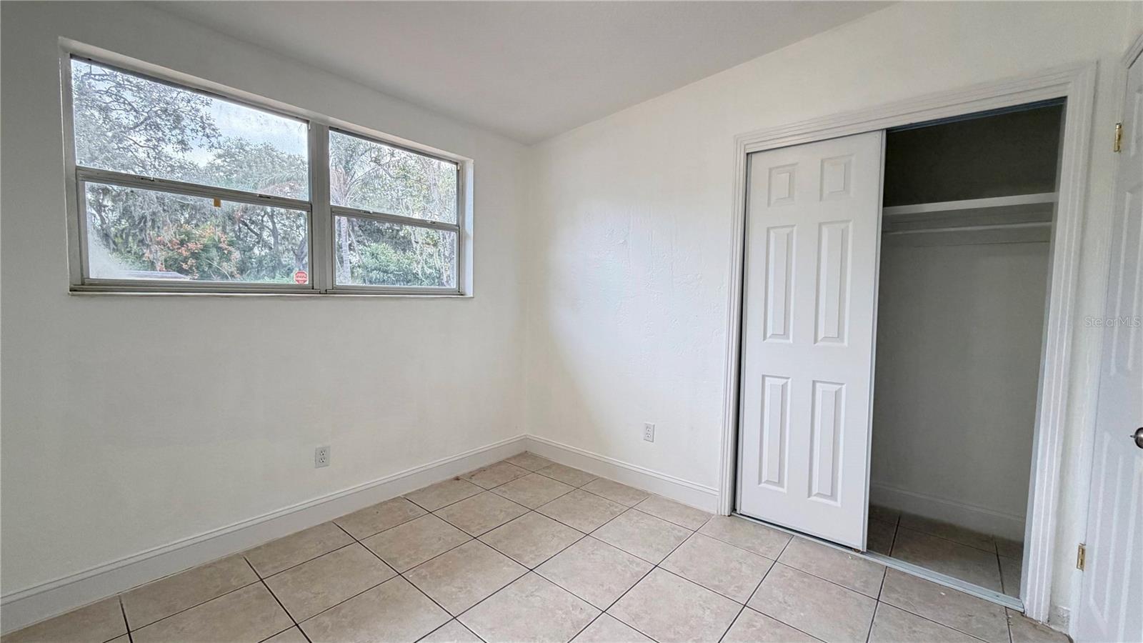 Listing photo id 7 for 406 Dunedin Avenue