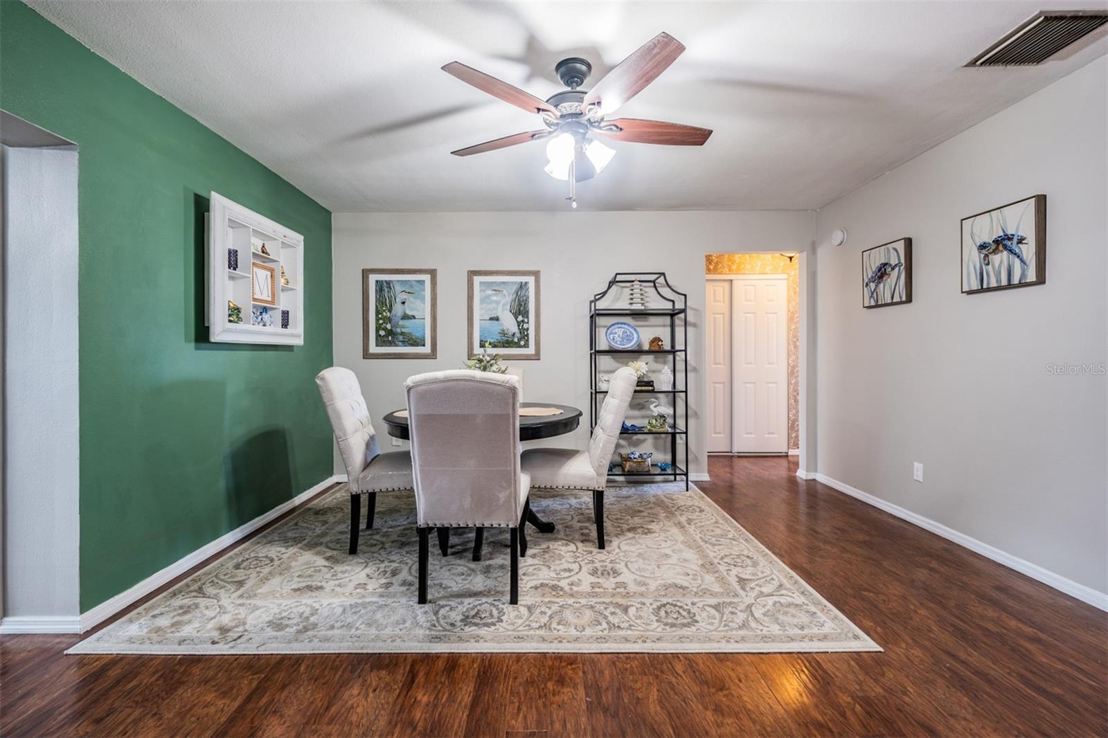 Listing photo id 11 for 3359 Carriage Drive