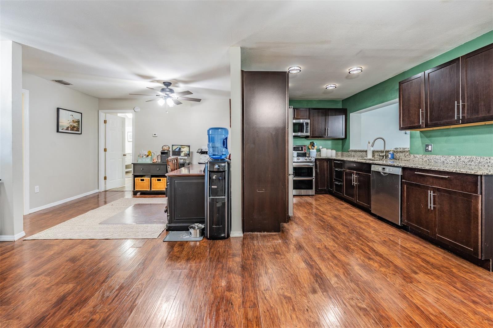 Listing photo id 4 for 3359 Carriage Drive