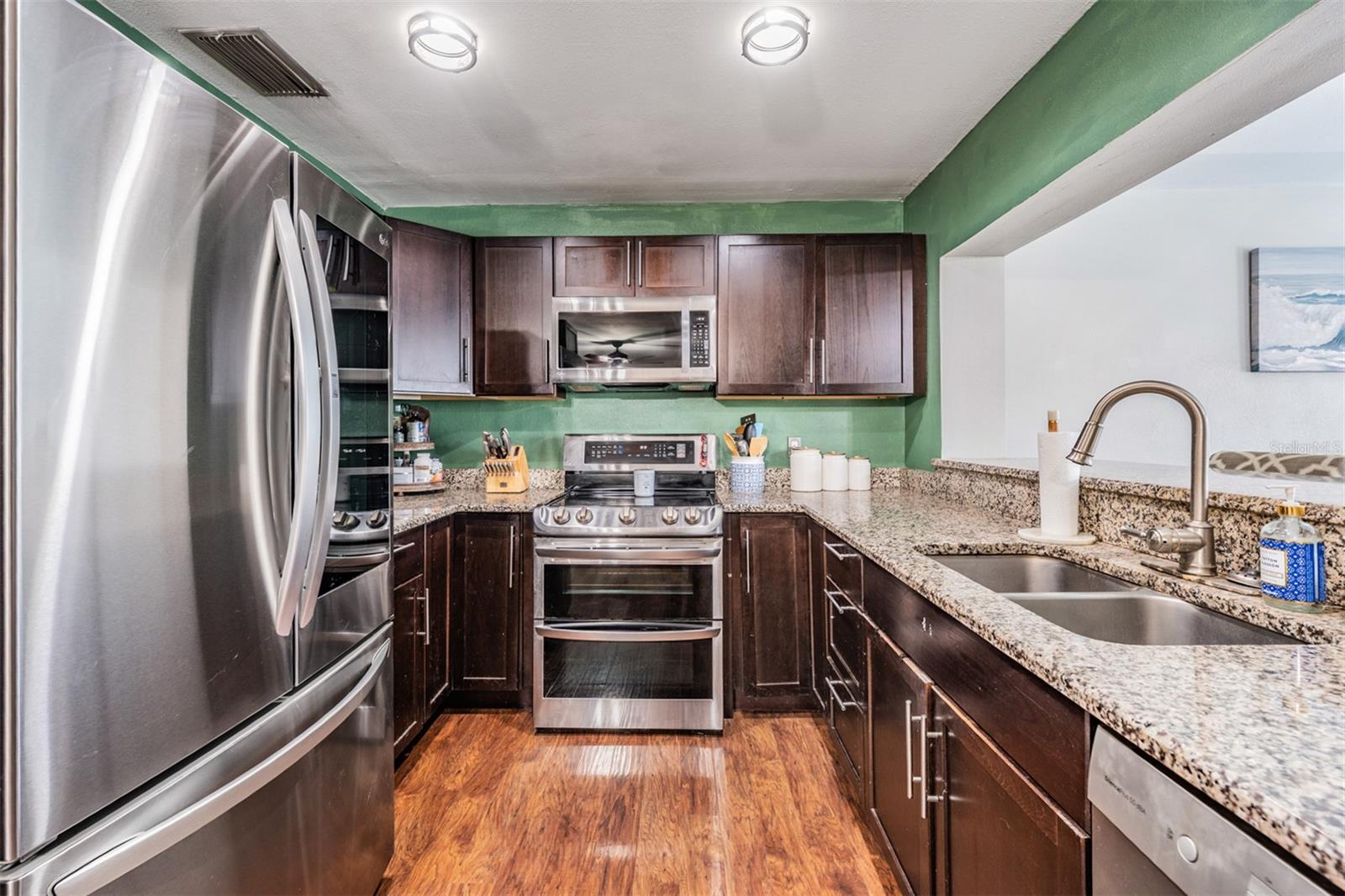 Listing photo id 7 for 3359 Carriage Drive