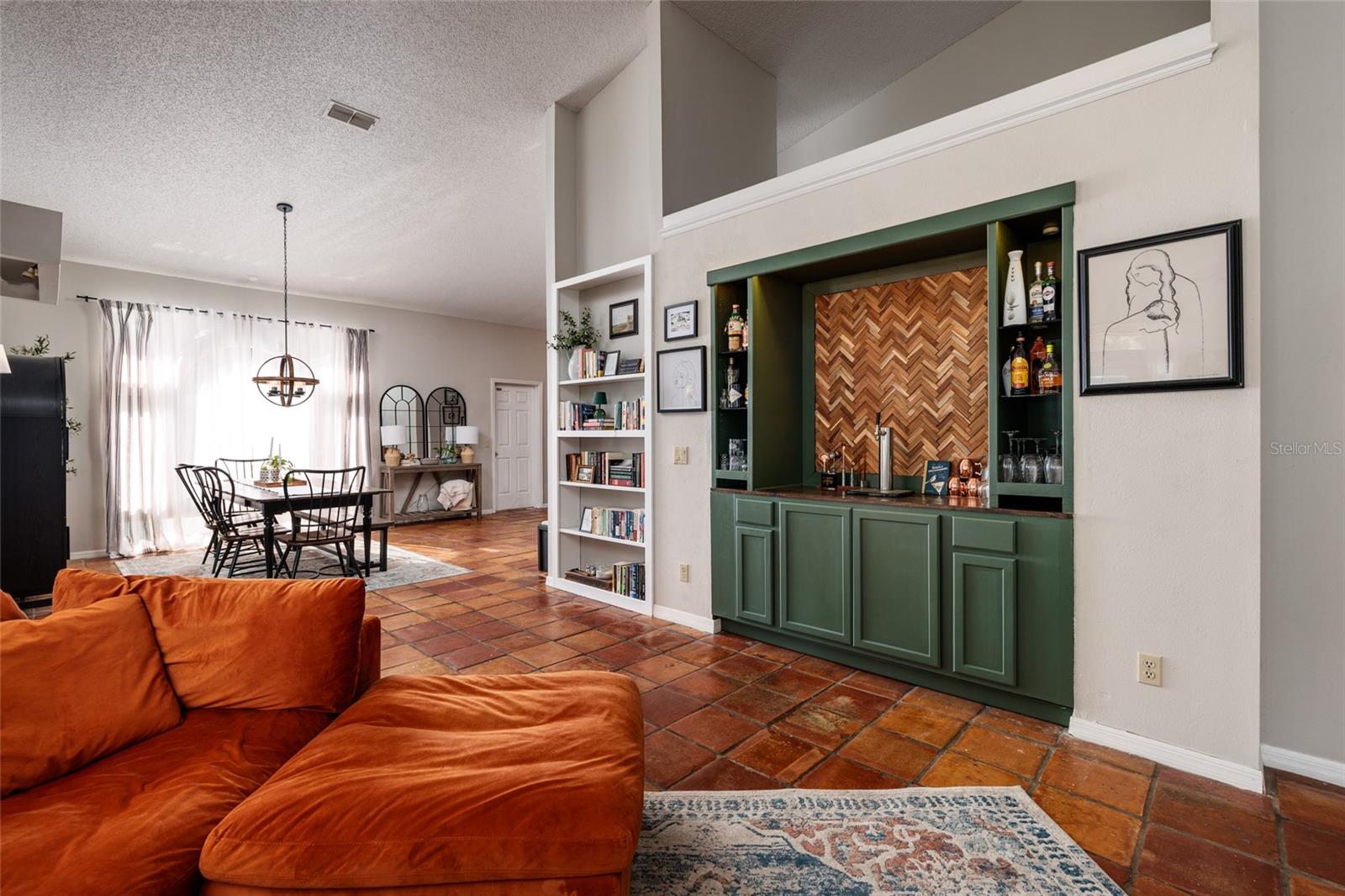 Listing photo id 13 for 8694 San Ramon Court