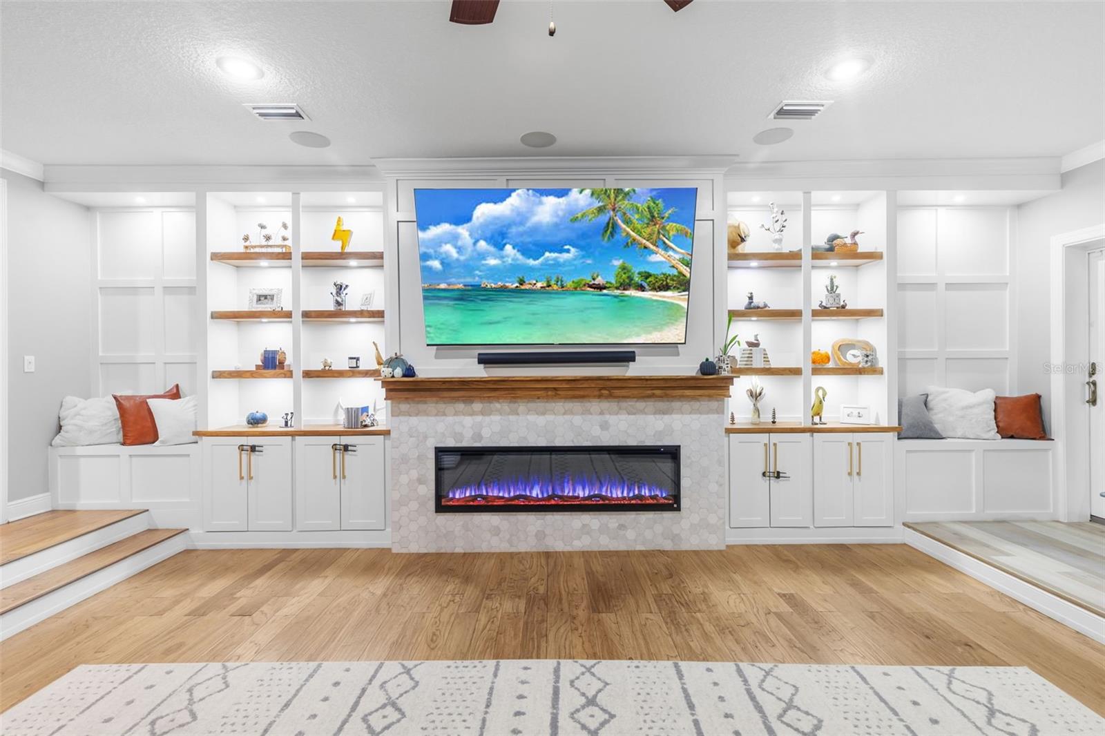 Image 15 of 59 For 28042 Lindenhurst Drive