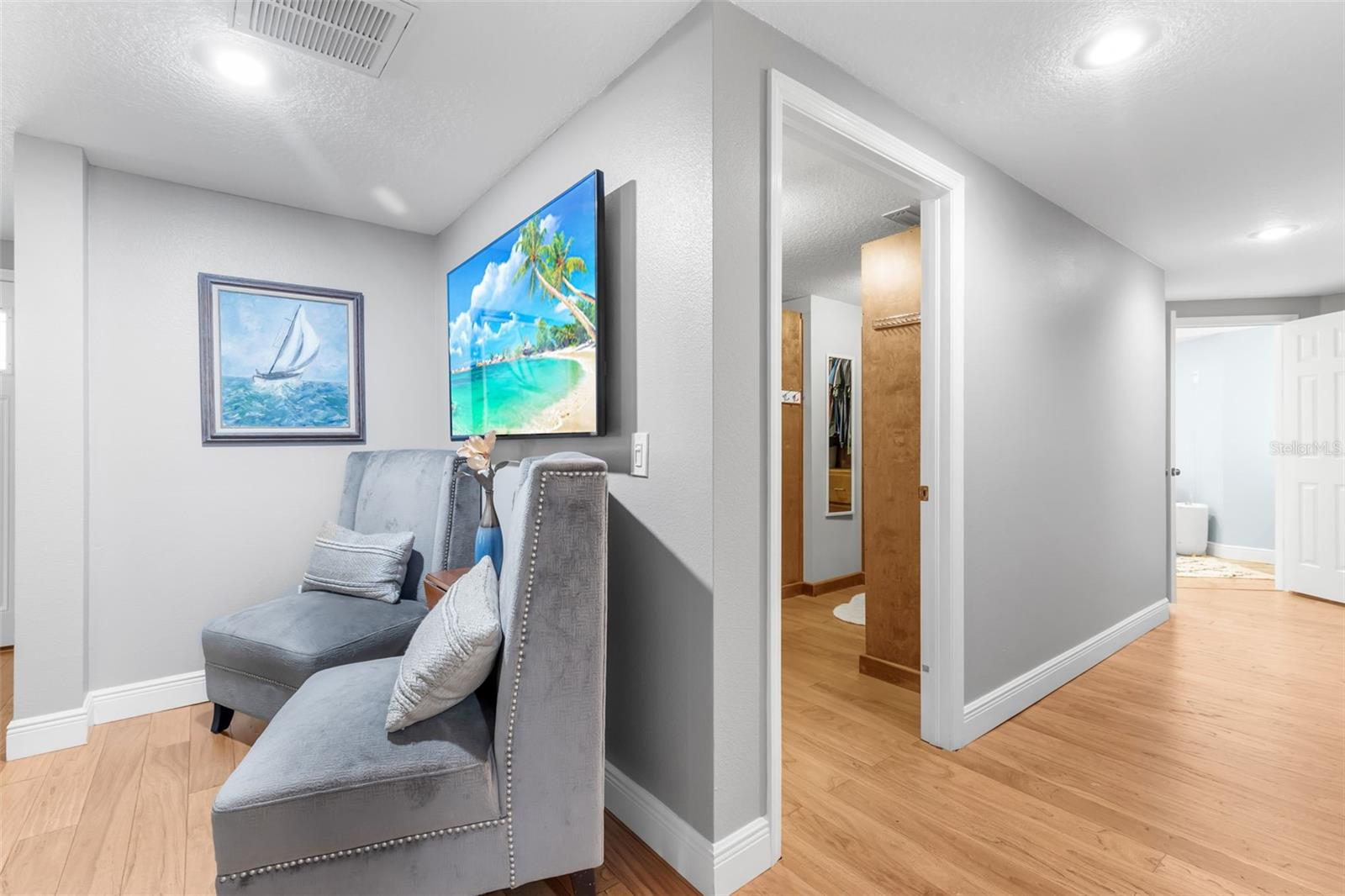 Image 25 of 59 For 28042 Lindenhurst Drive