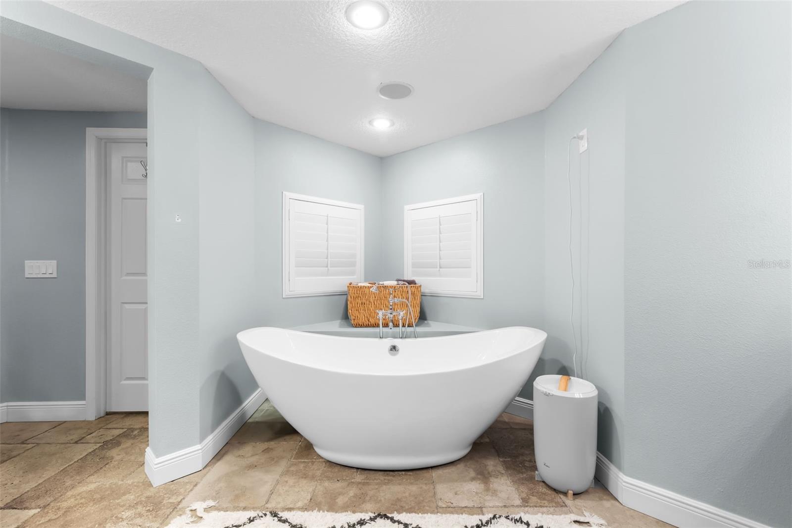 Image 29 of 59 For 28042 Lindenhurst Drive