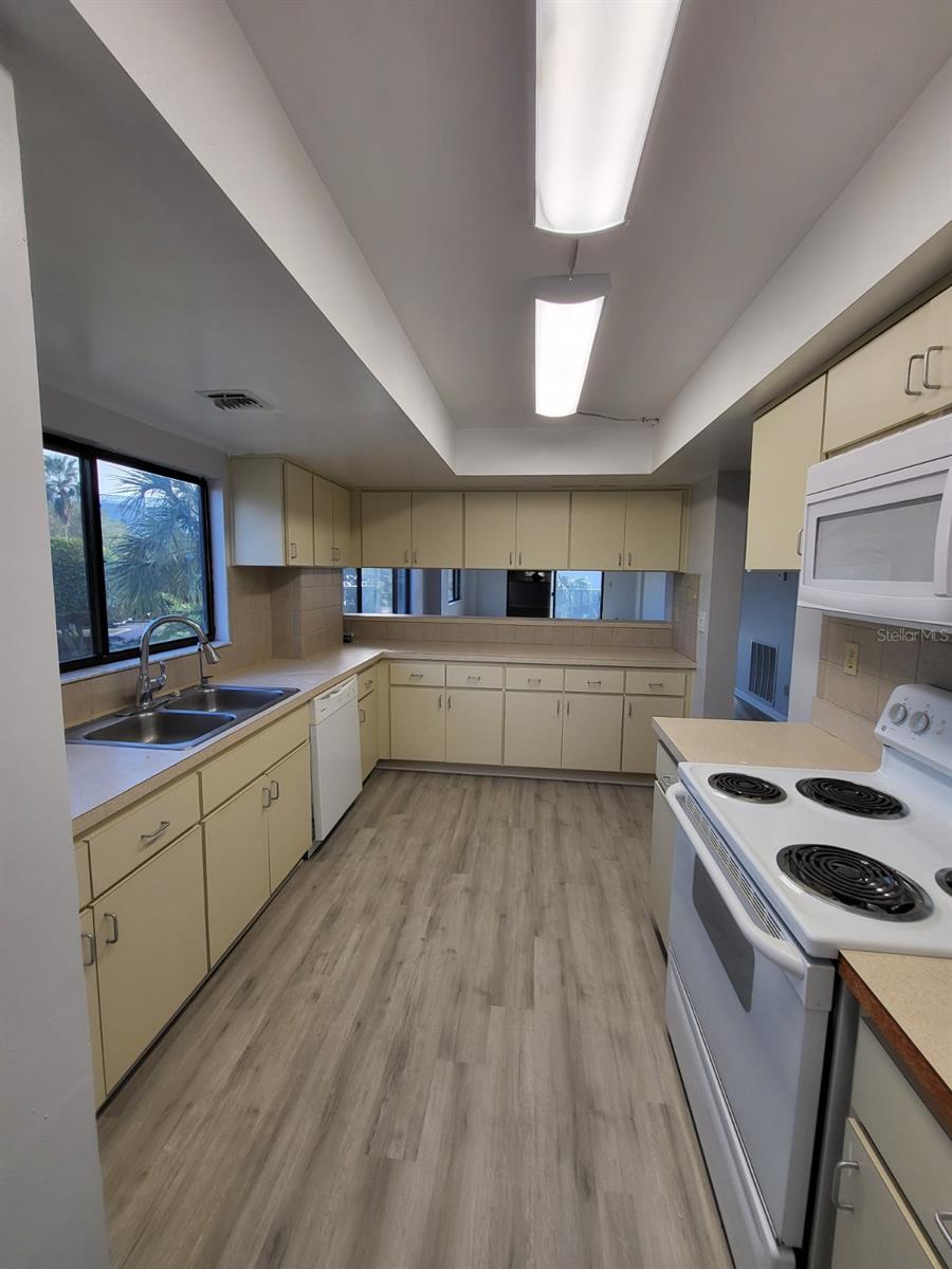 Image 21 of 23 For 650 Island Way 208