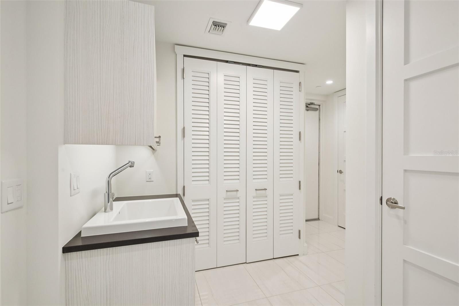 Image 49 of 98 For 3401 Bayshore Boulevard 1704