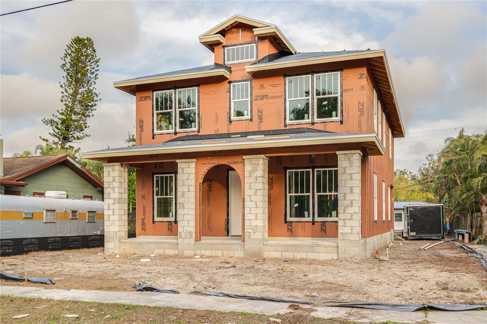 Listing photo id 1 for 2011 10th Street N