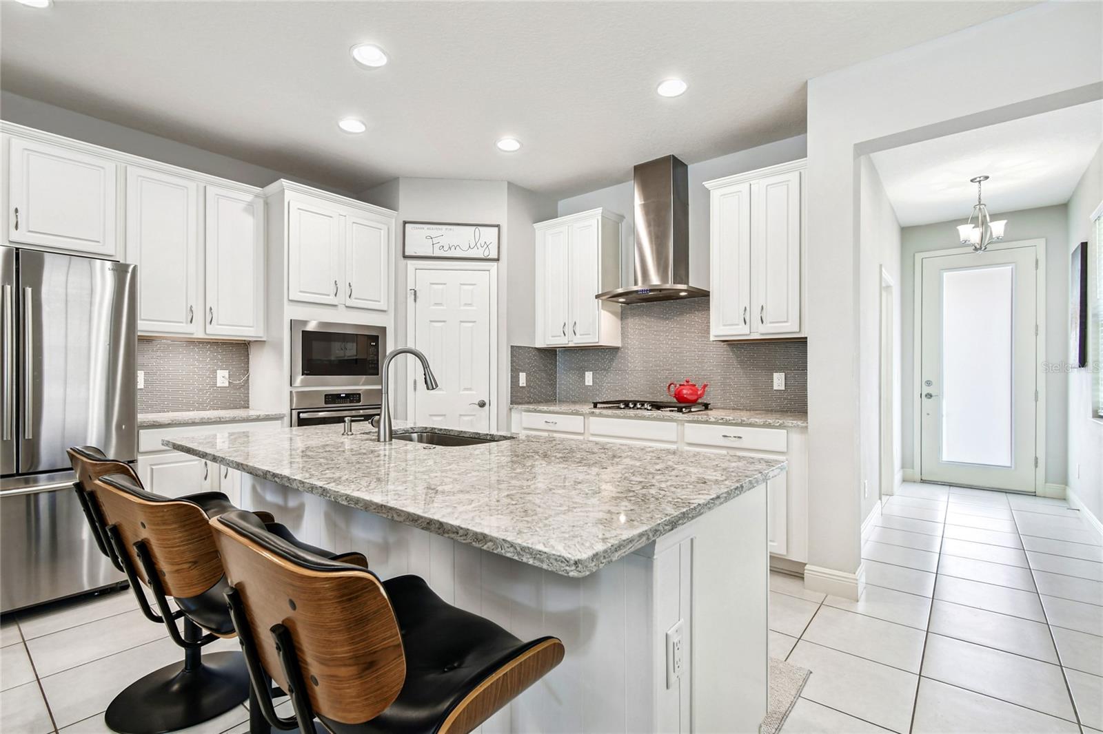 Listing photo id 3 for 12981 Burns Drive