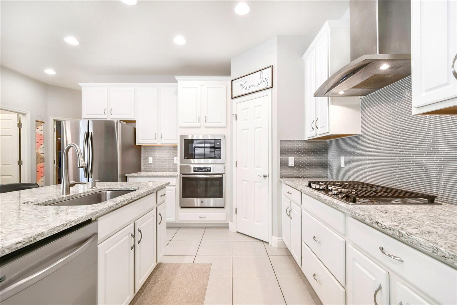 Listing photo id 4 for 12981 Burns Drive