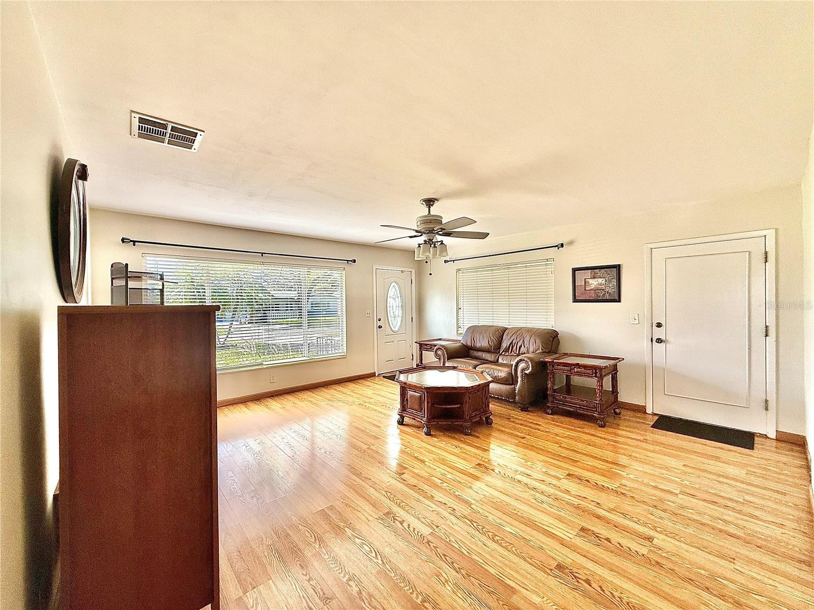 Image 3 of 8 For 210 14th Avenue Sw