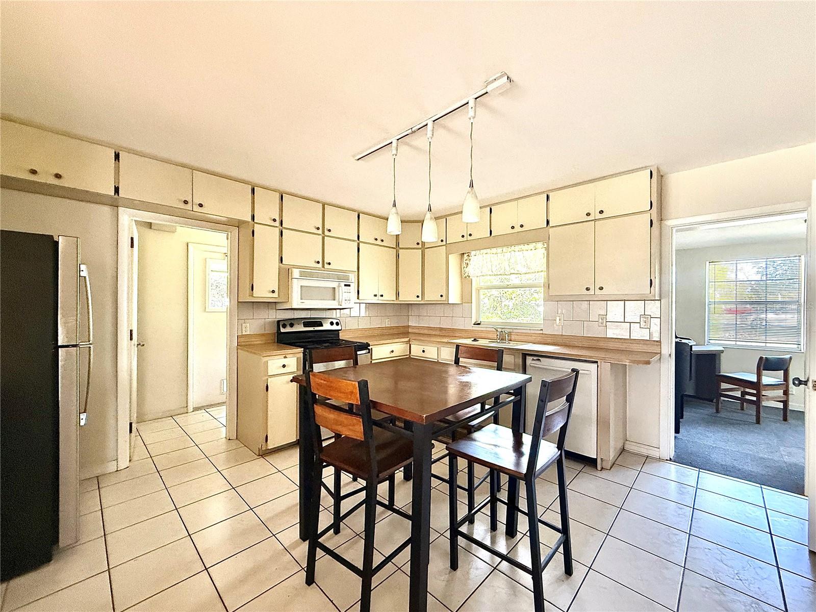 Image 4 of 8 For 210 14th Avenue Sw