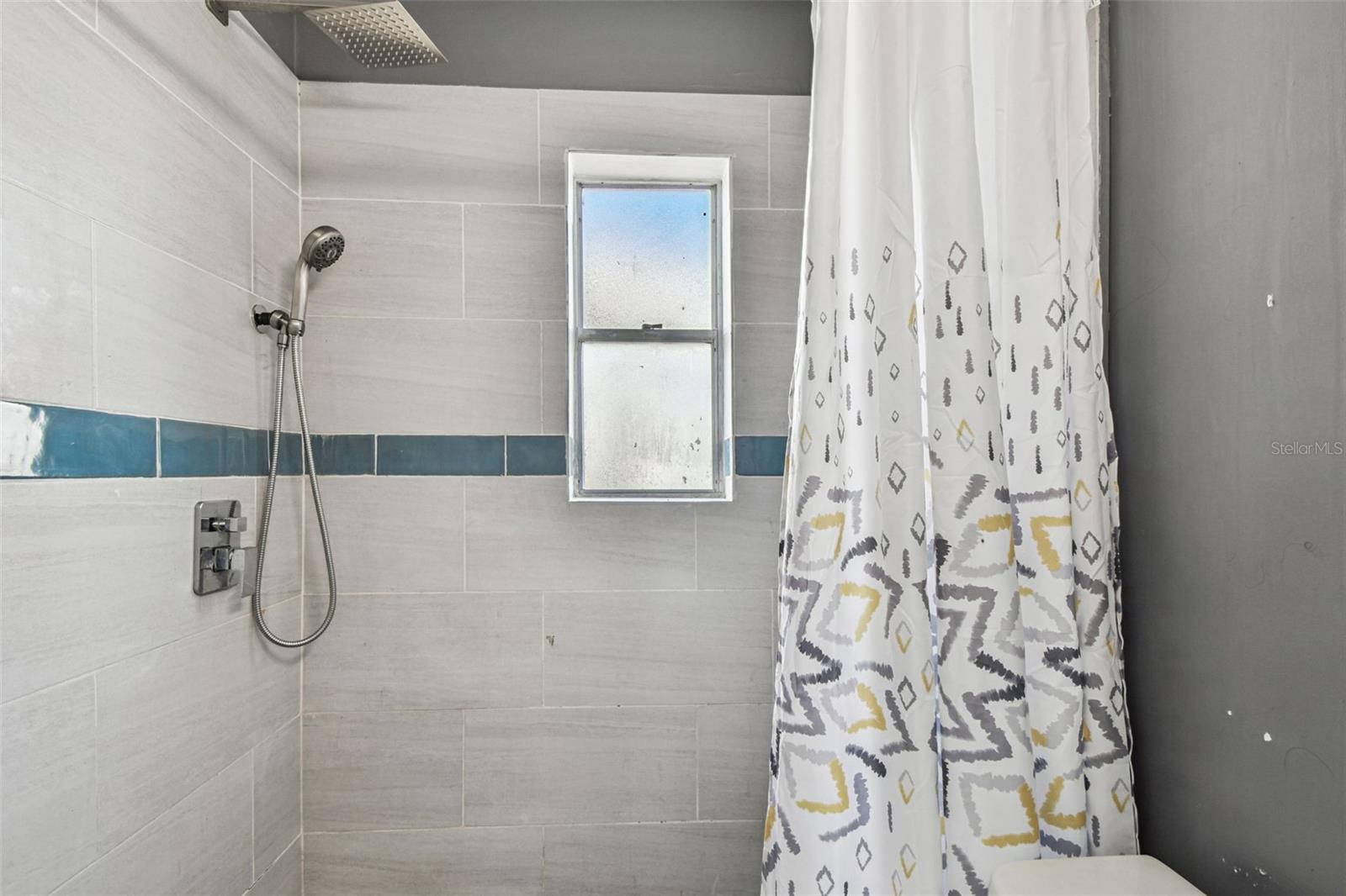 Listing photo id 19 for 6538 42nd Avenue N