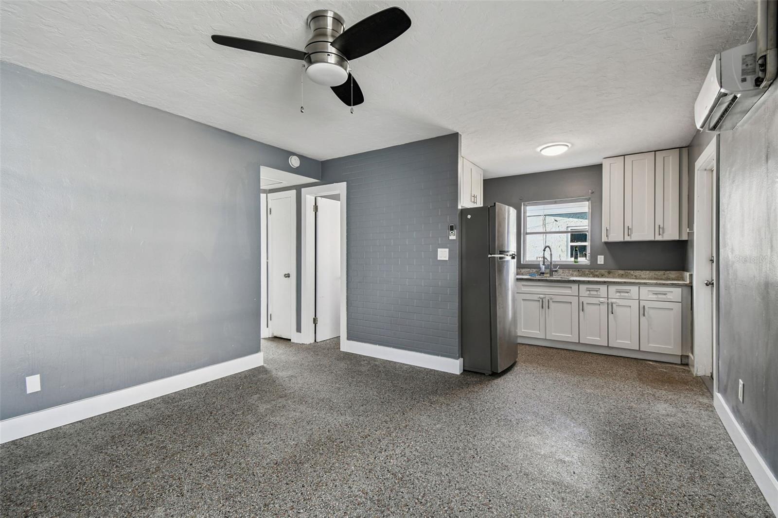 Listing photo id 7 for 6538 42nd Avenue N