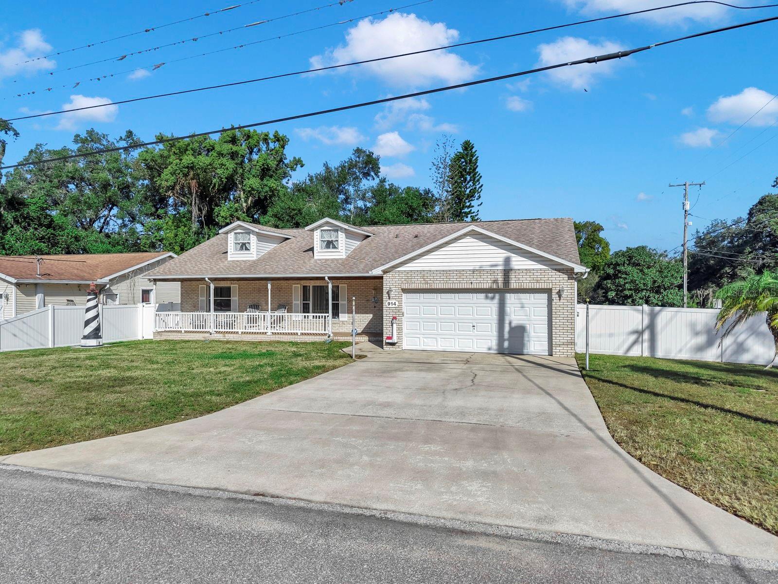 Image 5 of 63 For 914 Woodland Drive