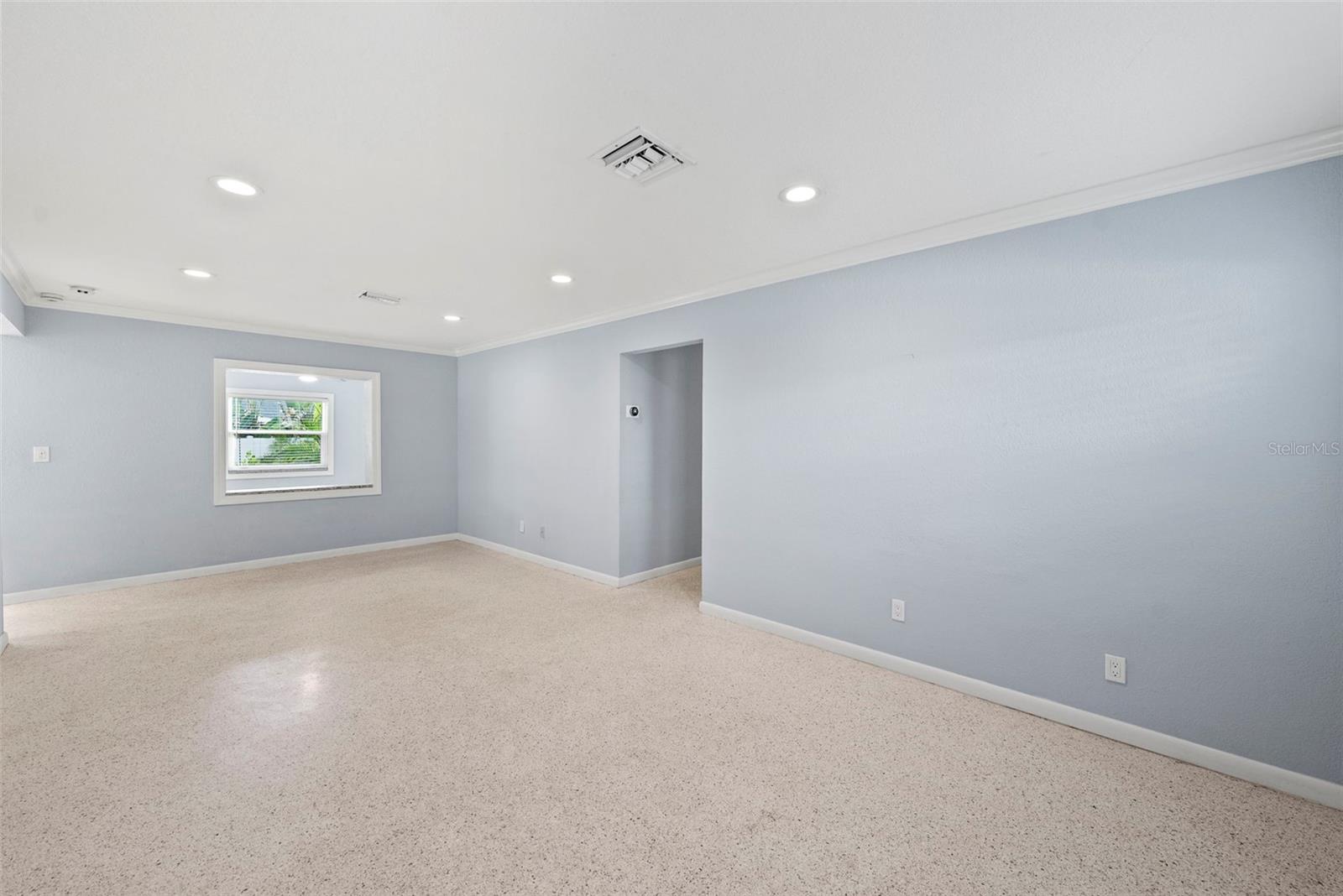 Image 16 of 34 For 7499 Oak Street Ne