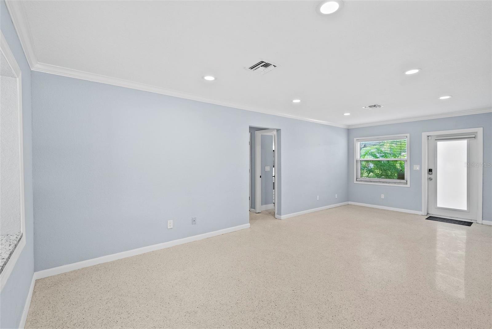 Image 18 of 34 For 7499 Oak Street Ne