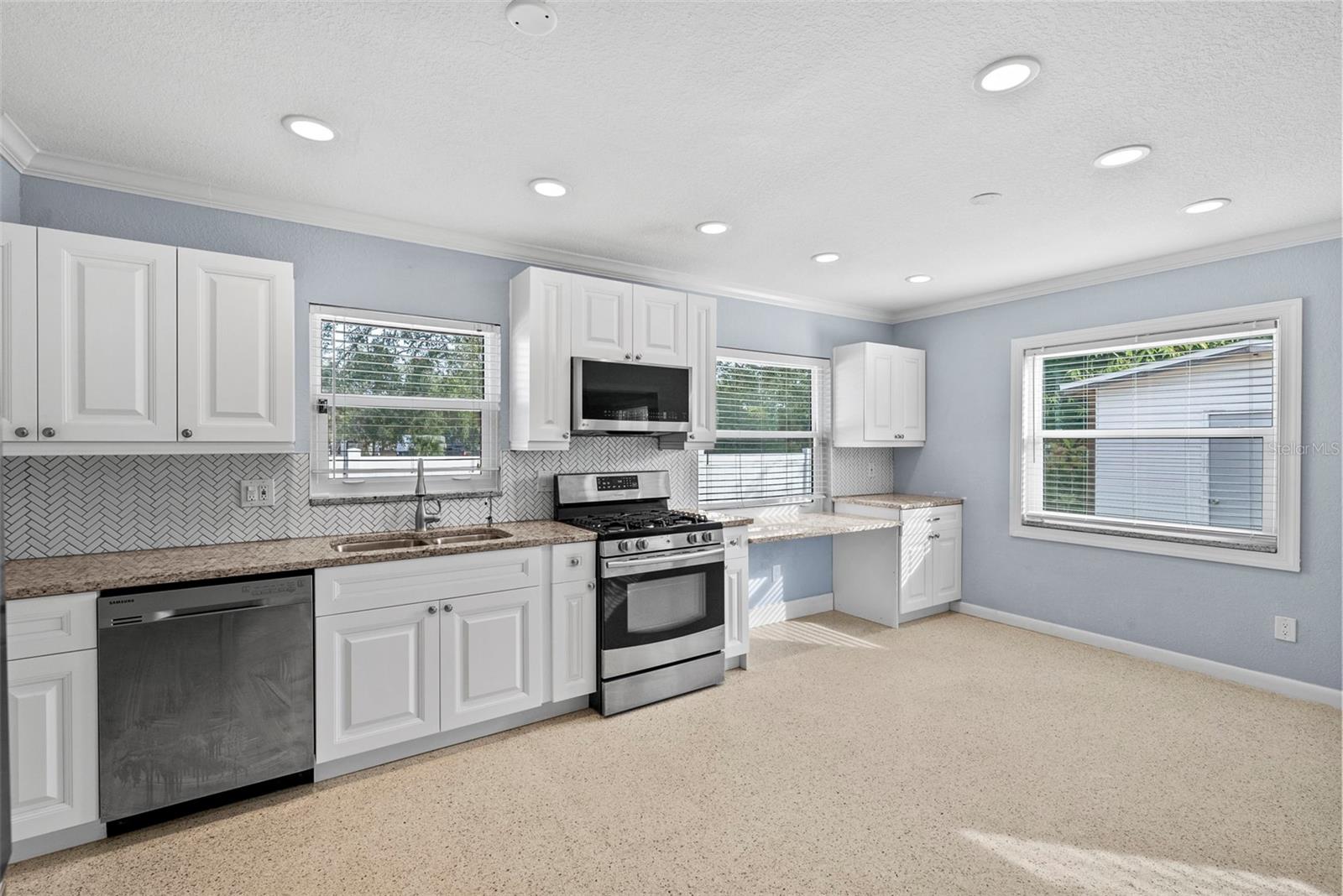 Image 19 of 34 For 7499 Oak Street Ne