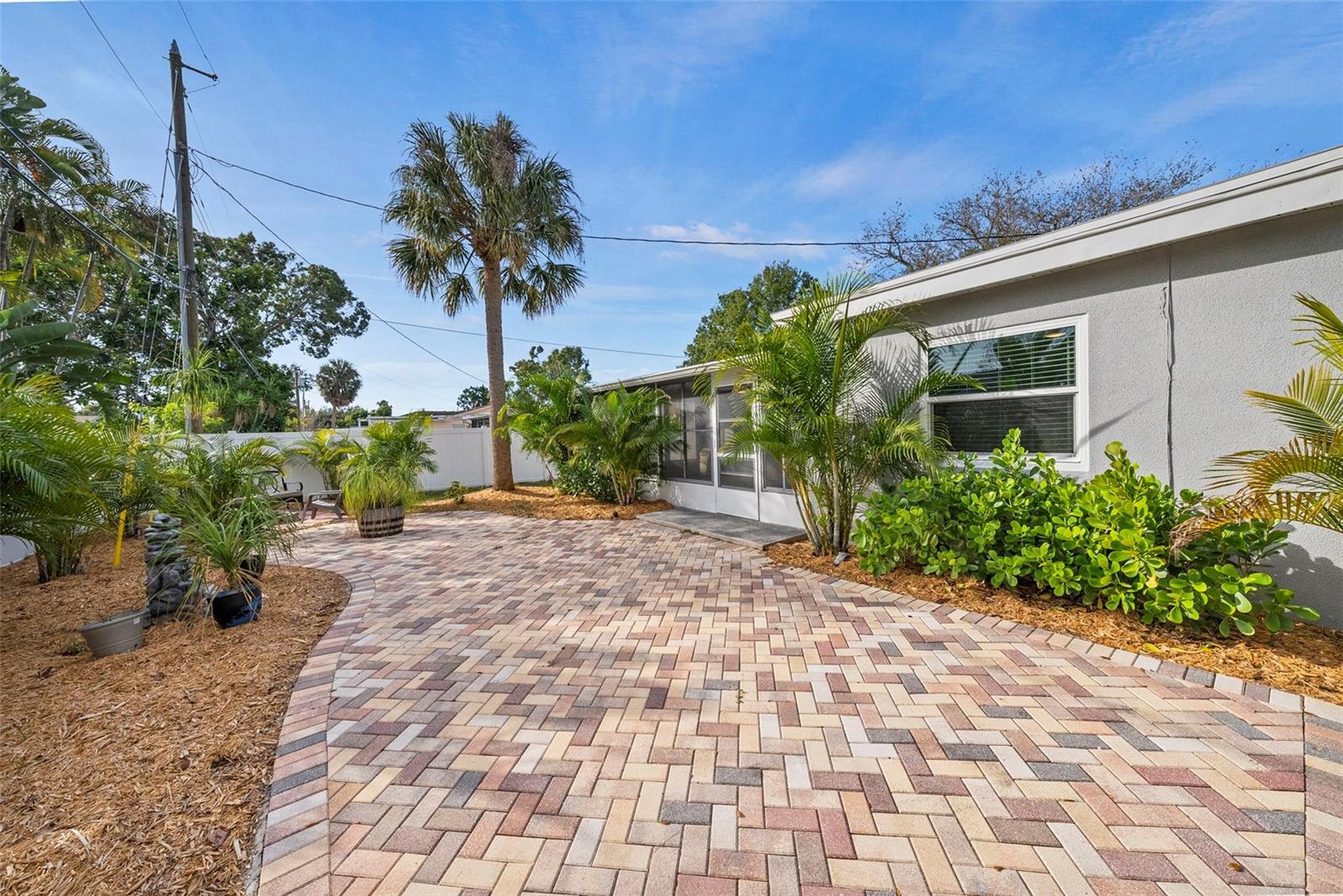 Image 2 of 34 For 7499 Oak Street Ne