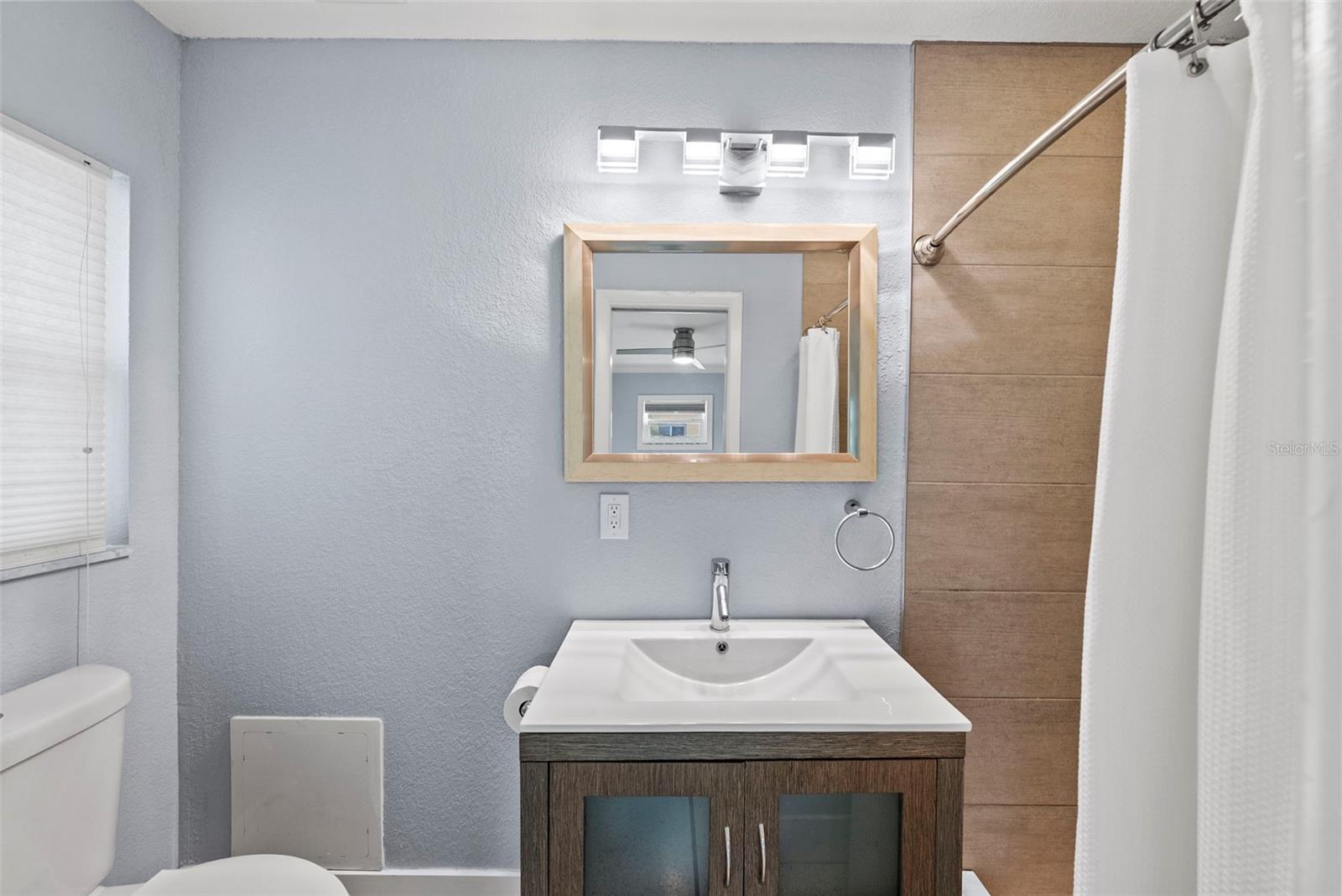 Image 26 of 34 For 7499 Oak Street Ne