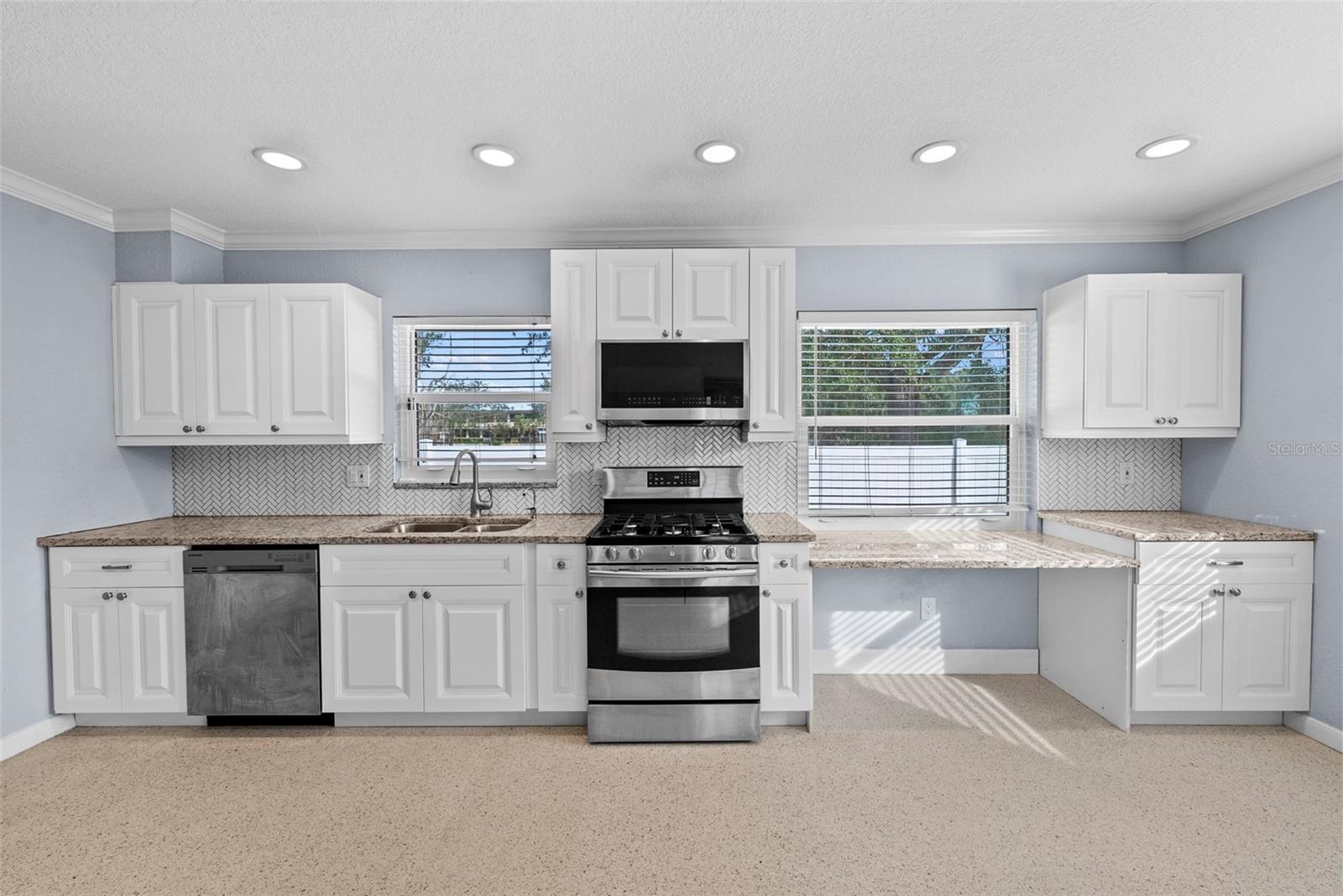 Image 4 of 34 For 7499 Oak Street Ne