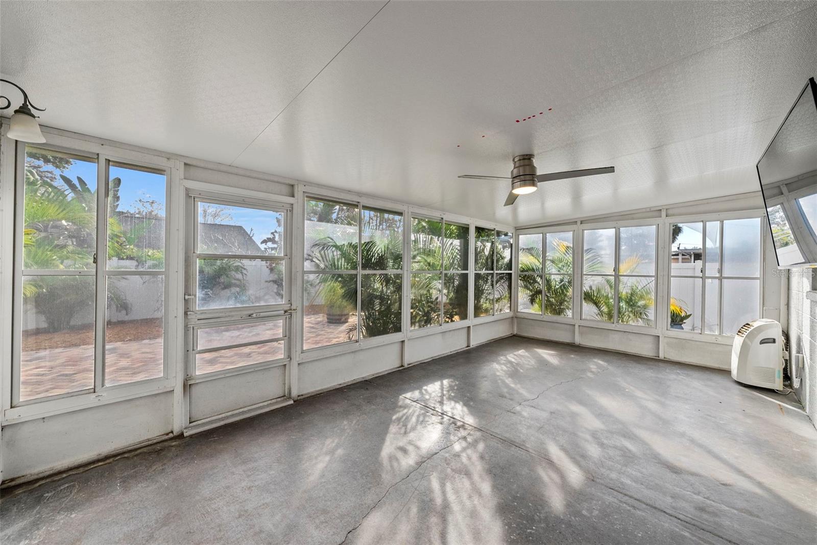 Image 7 of 34 For 7499 Oak Street Ne