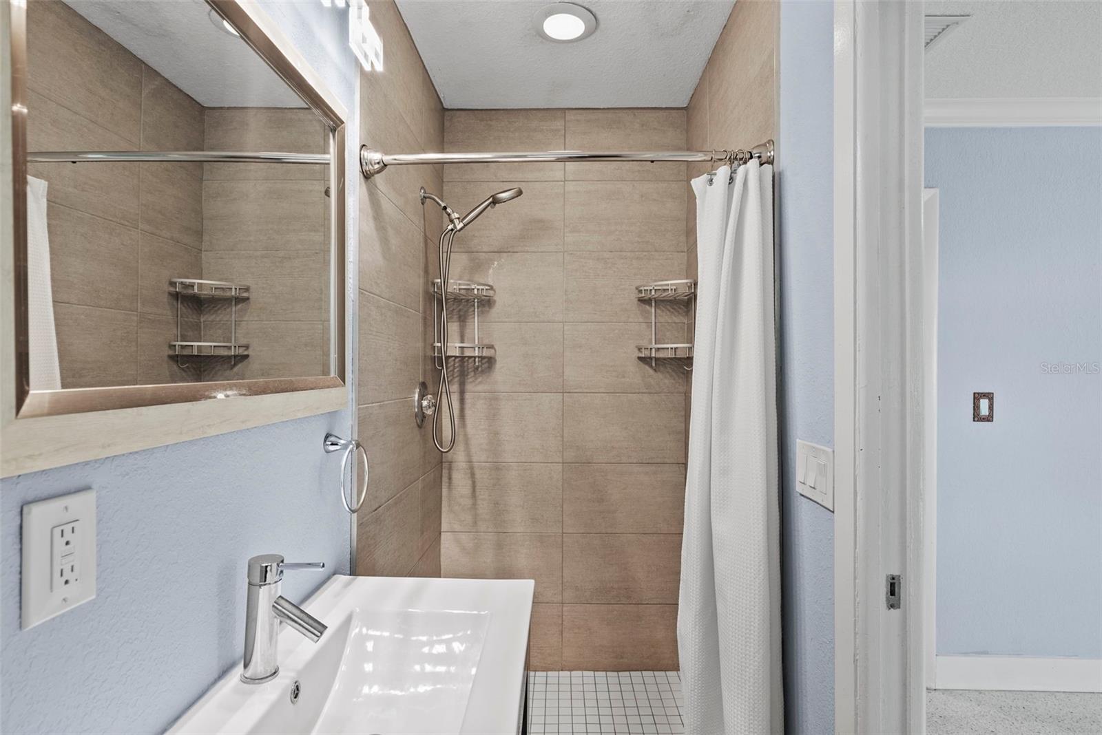 Image 8 of 34 For 7499 Oak Street Ne