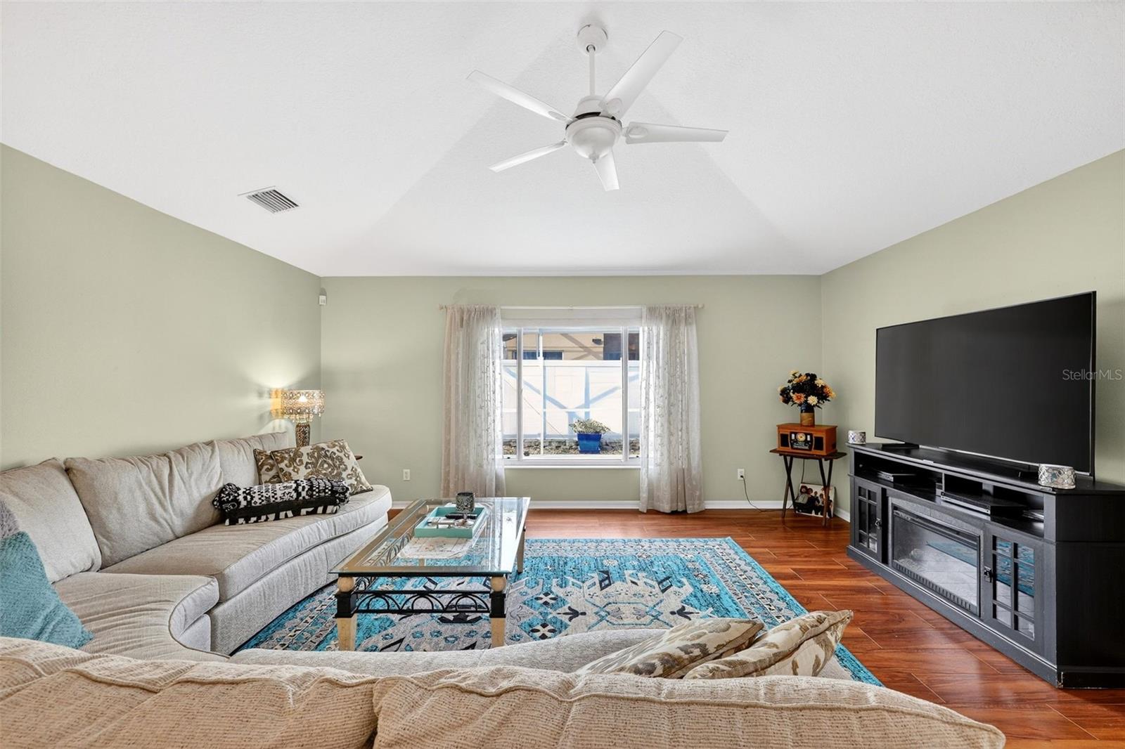 Listing photo id 10 for 2630 Allwood Avenue