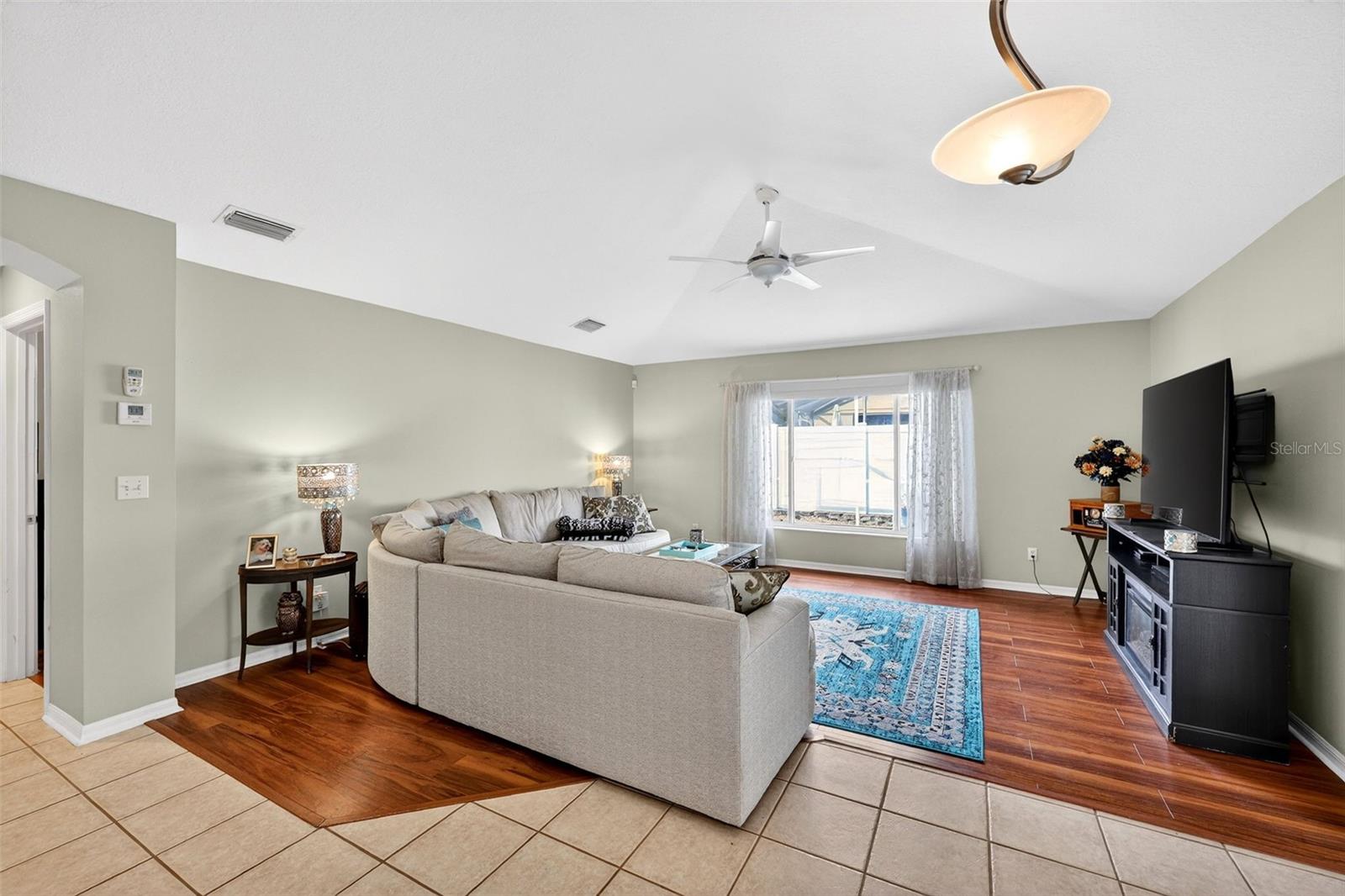 Listing photo id 11 for 2630 Allwood Avenue