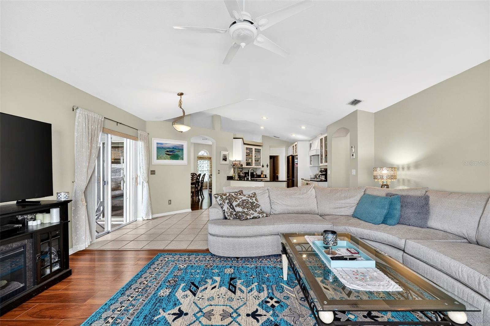 Listing photo id 13 for 2630 Allwood Avenue