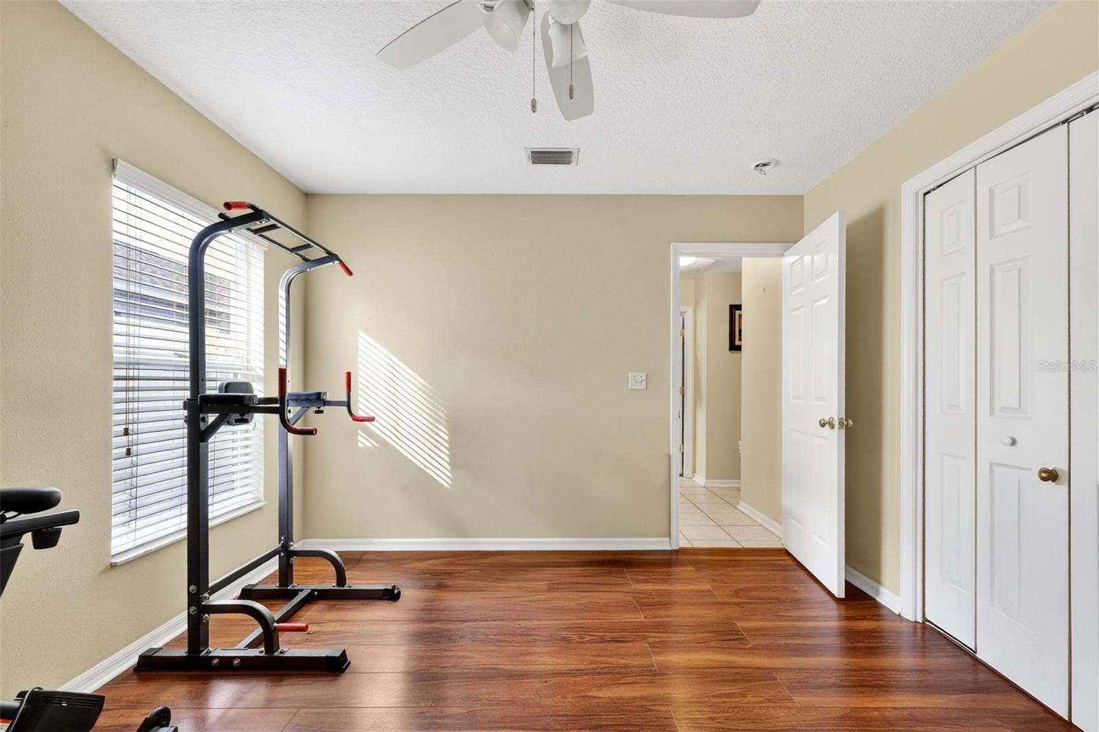 Listing photo id 15 for 2630 Allwood Avenue