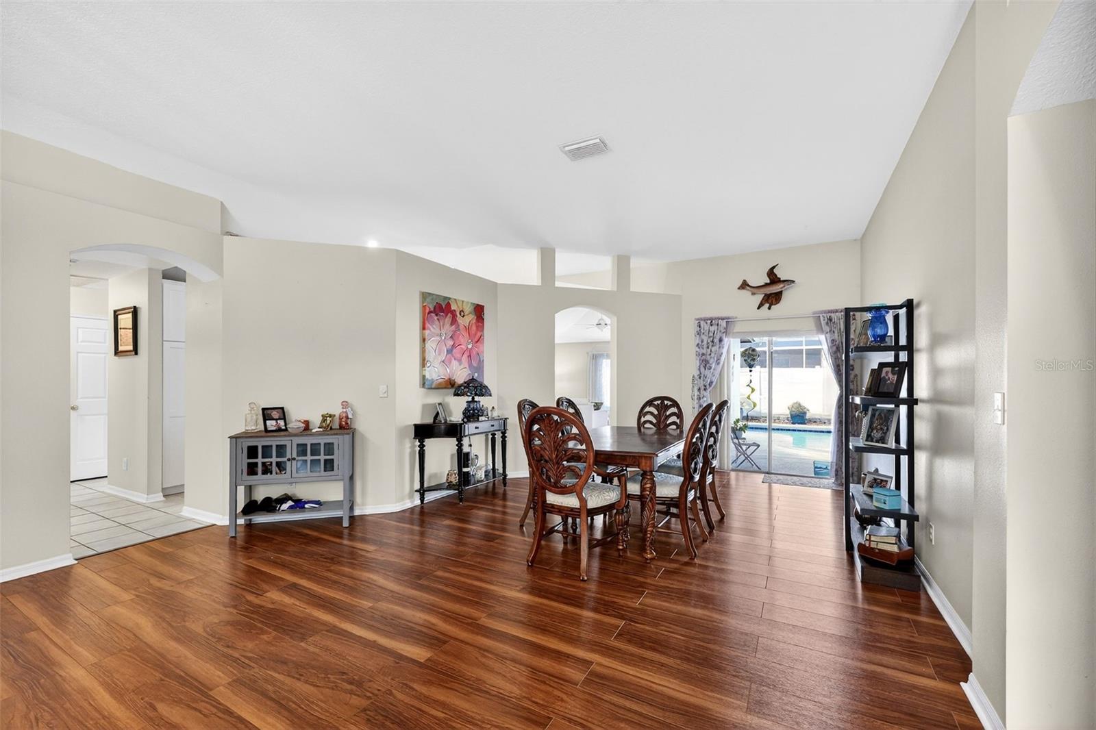 Listing photo id 6 for 2630 Allwood Avenue