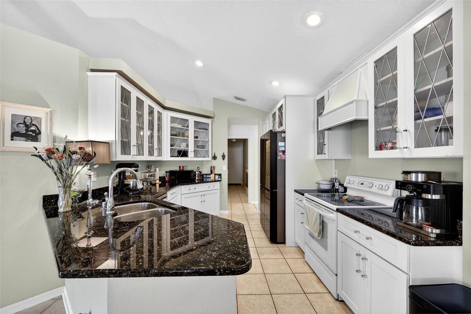 Listing photo id 7 for 2630 Allwood Avenue