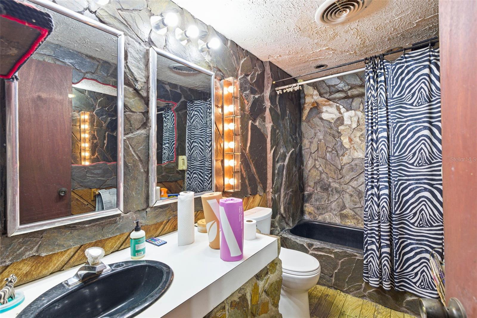 Listing photo id 31 for 7061 62nd Street N