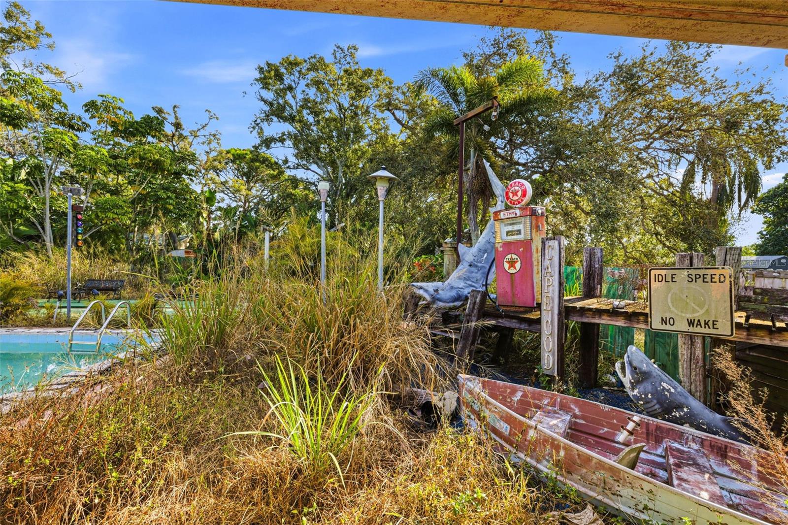 Listing photo id 35 for 7061 62nd Street N