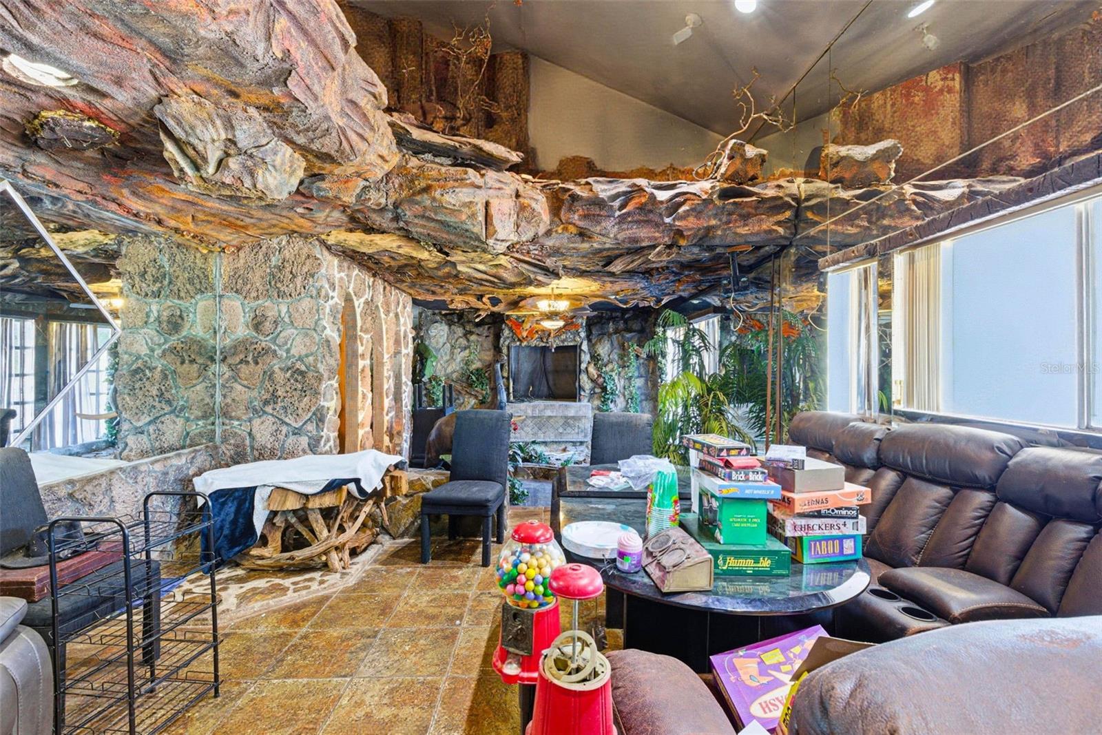 Listing photo id 2 for 7061 62nd Street N