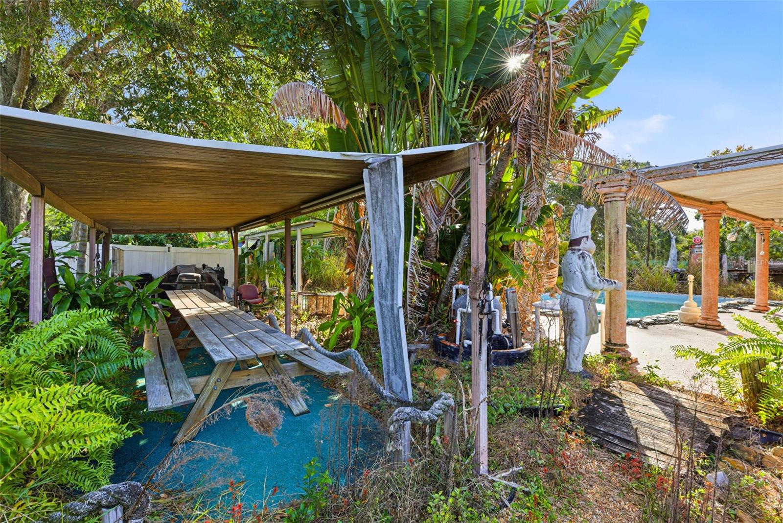 Listing photo id 43 for 7061 62nd Street N