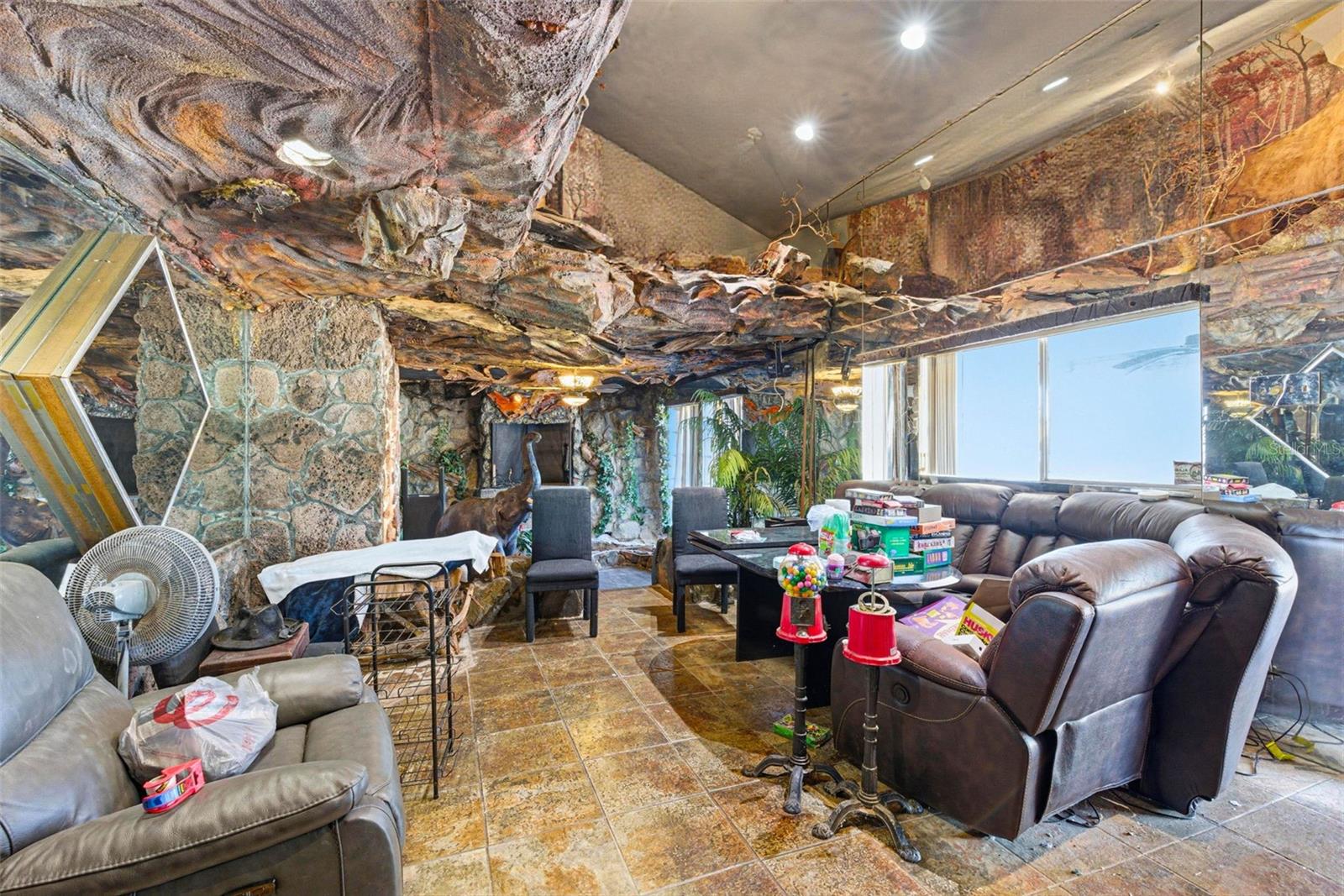 Listing photo id 4 for 7061 62nd Street N