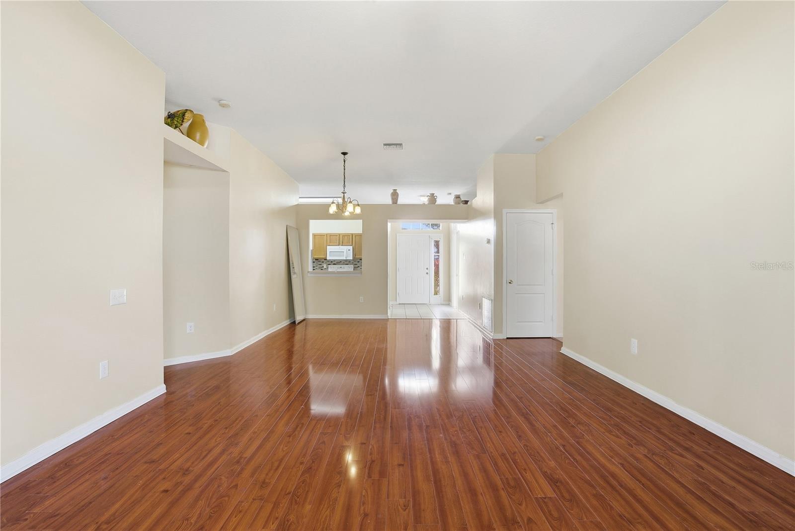 Image 5 of 23 For 30525 Lanesborough Circle