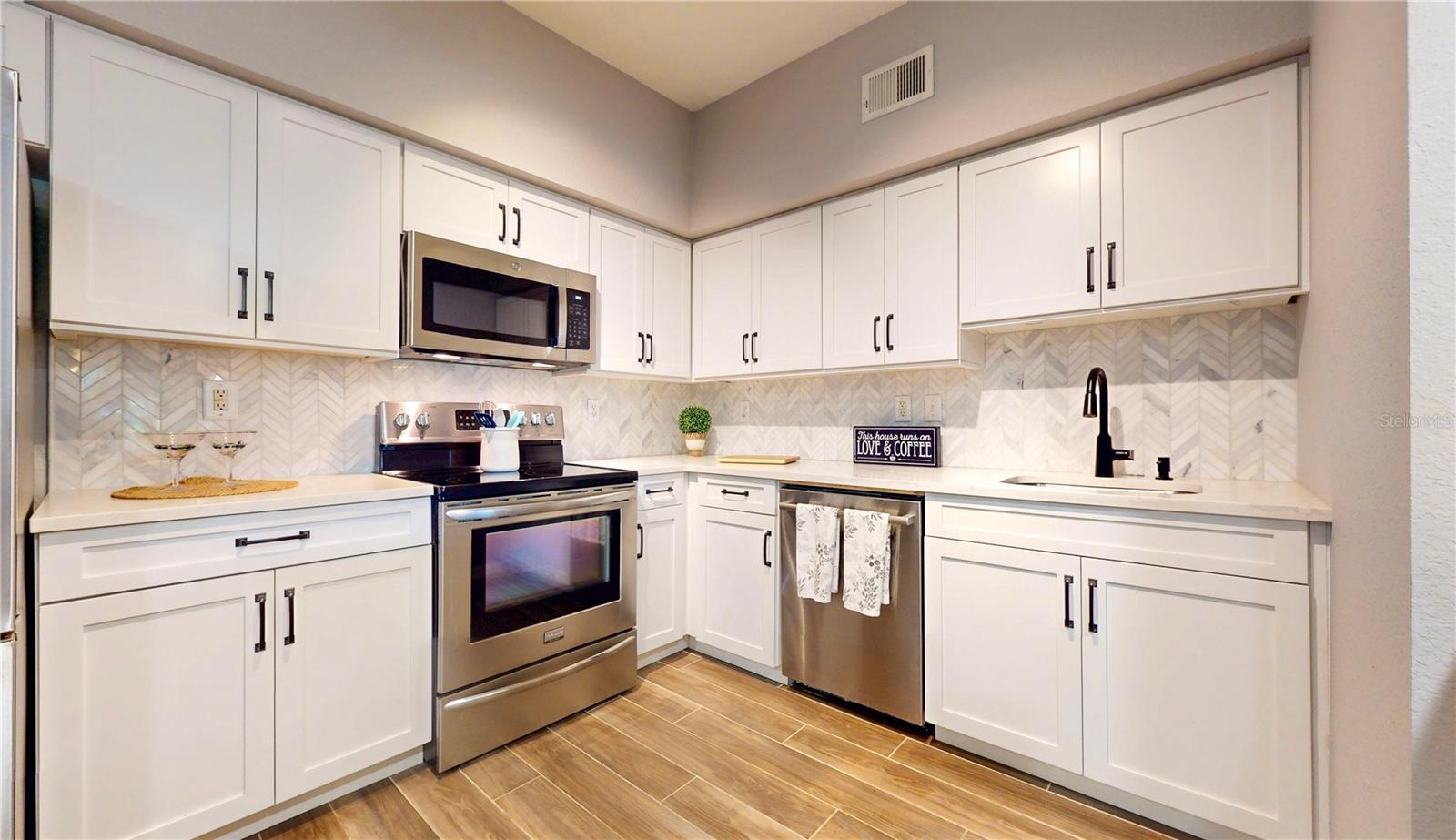 Image 10 of 32 For 410 Armenia Avenue 922