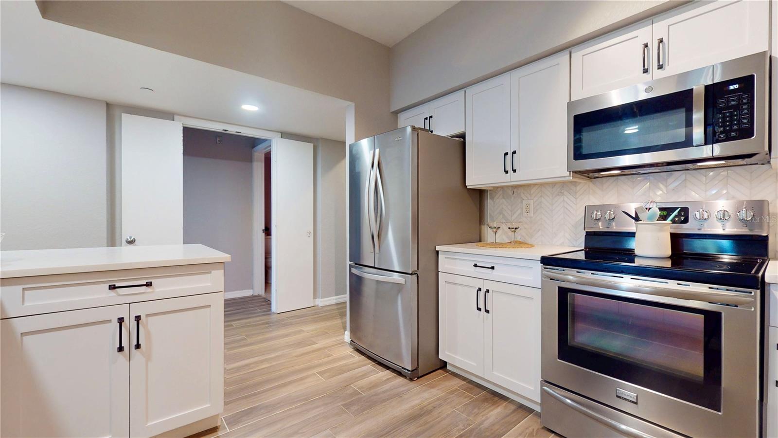 Image 11 of 32 For 410 Armenia Avenue 922