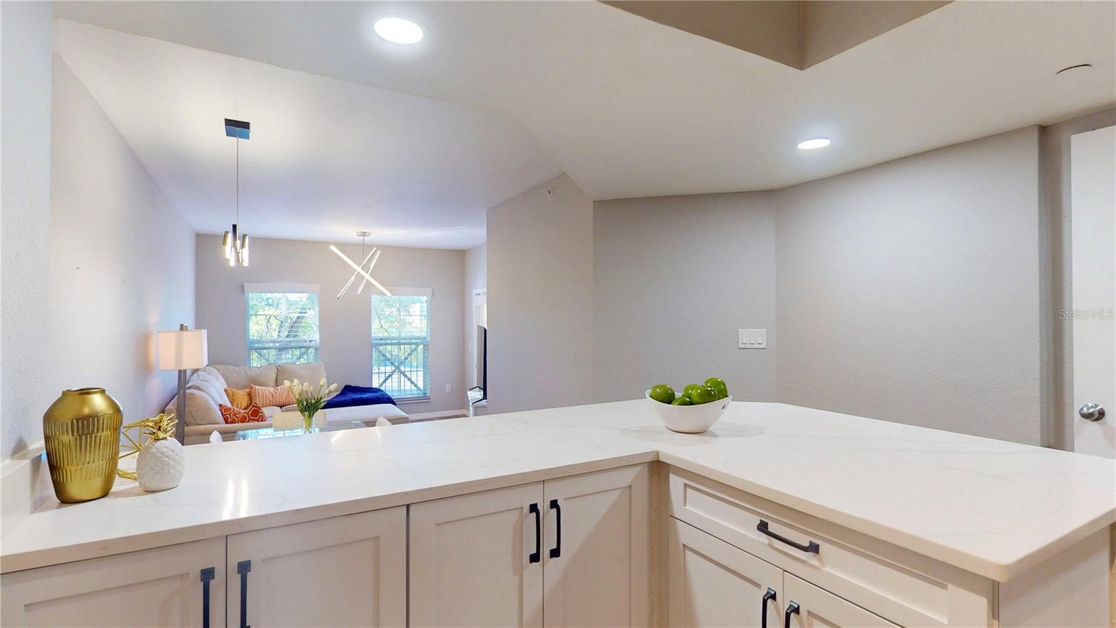 Image 12 of 32 For 410 Armenia Avenue 922