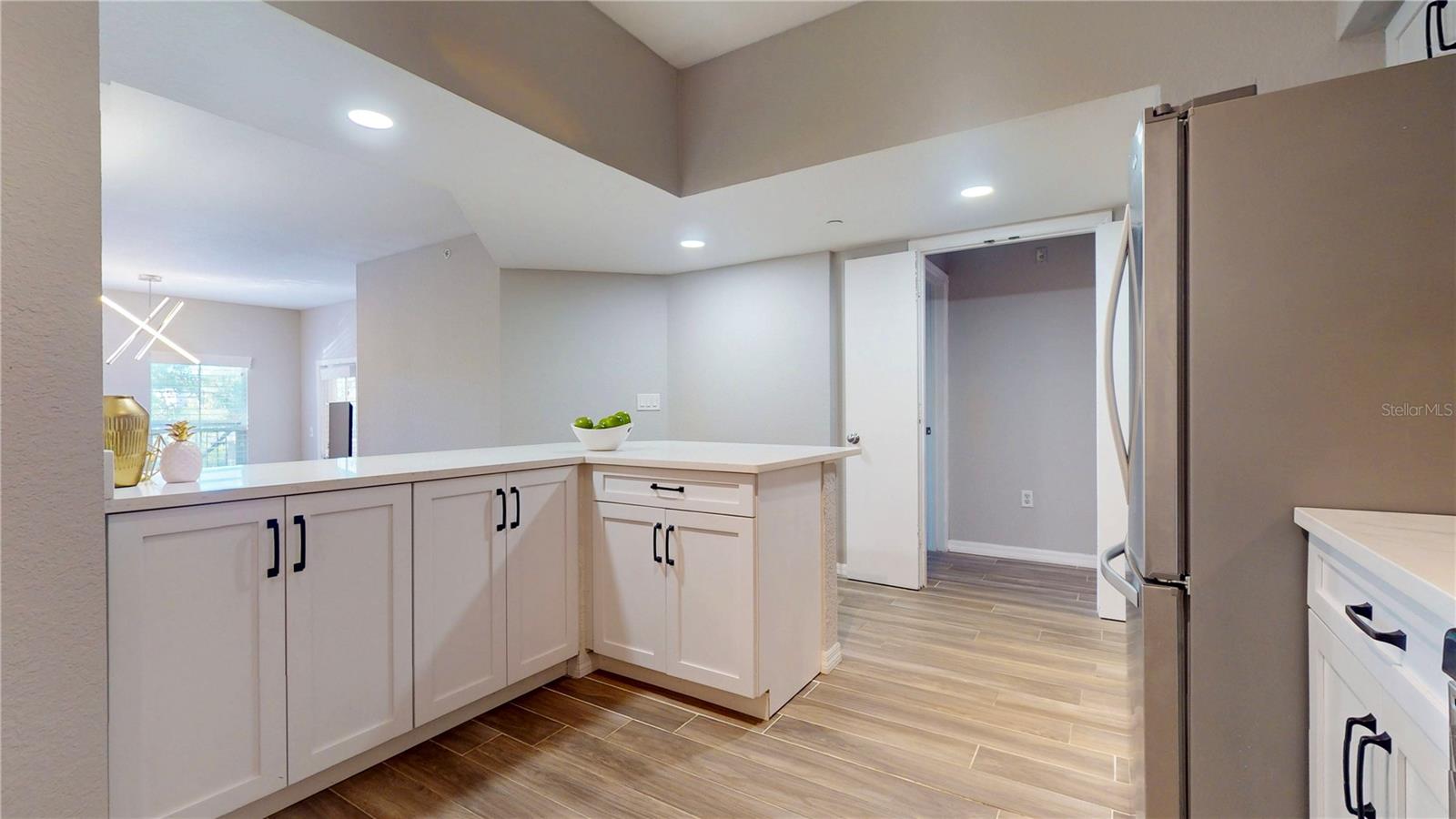 Image 13 of 32 For 410 Armenia Avenue 922